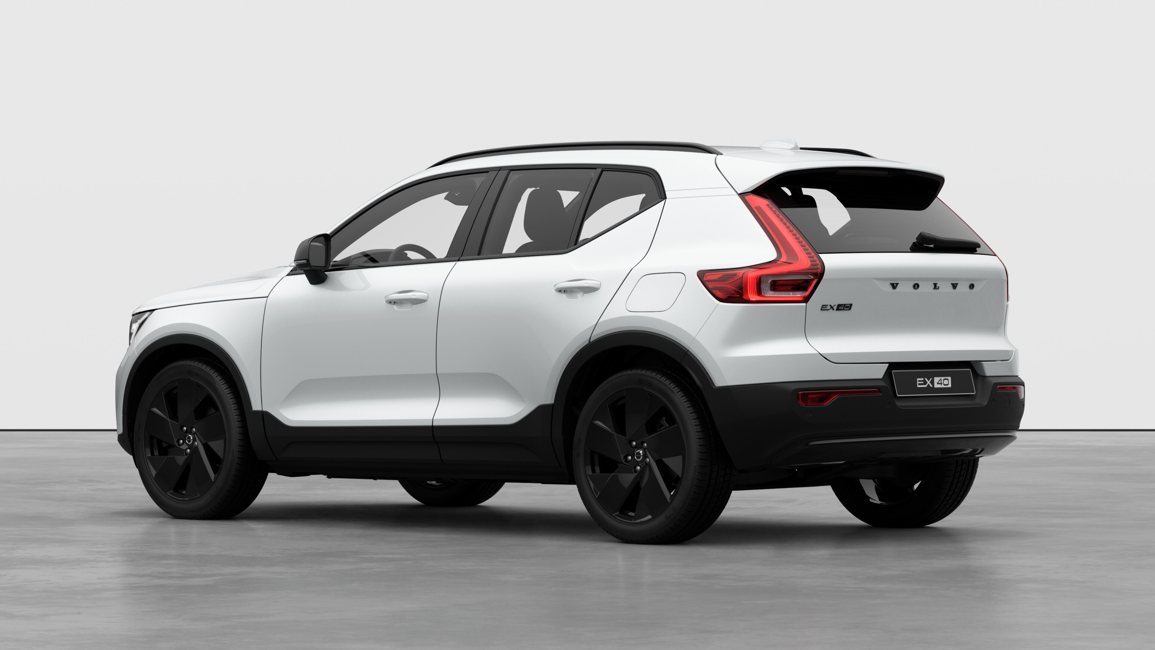 Dreiviertelansicht des Hecks eines Volvo in einem schlichten Studiohintergrund.