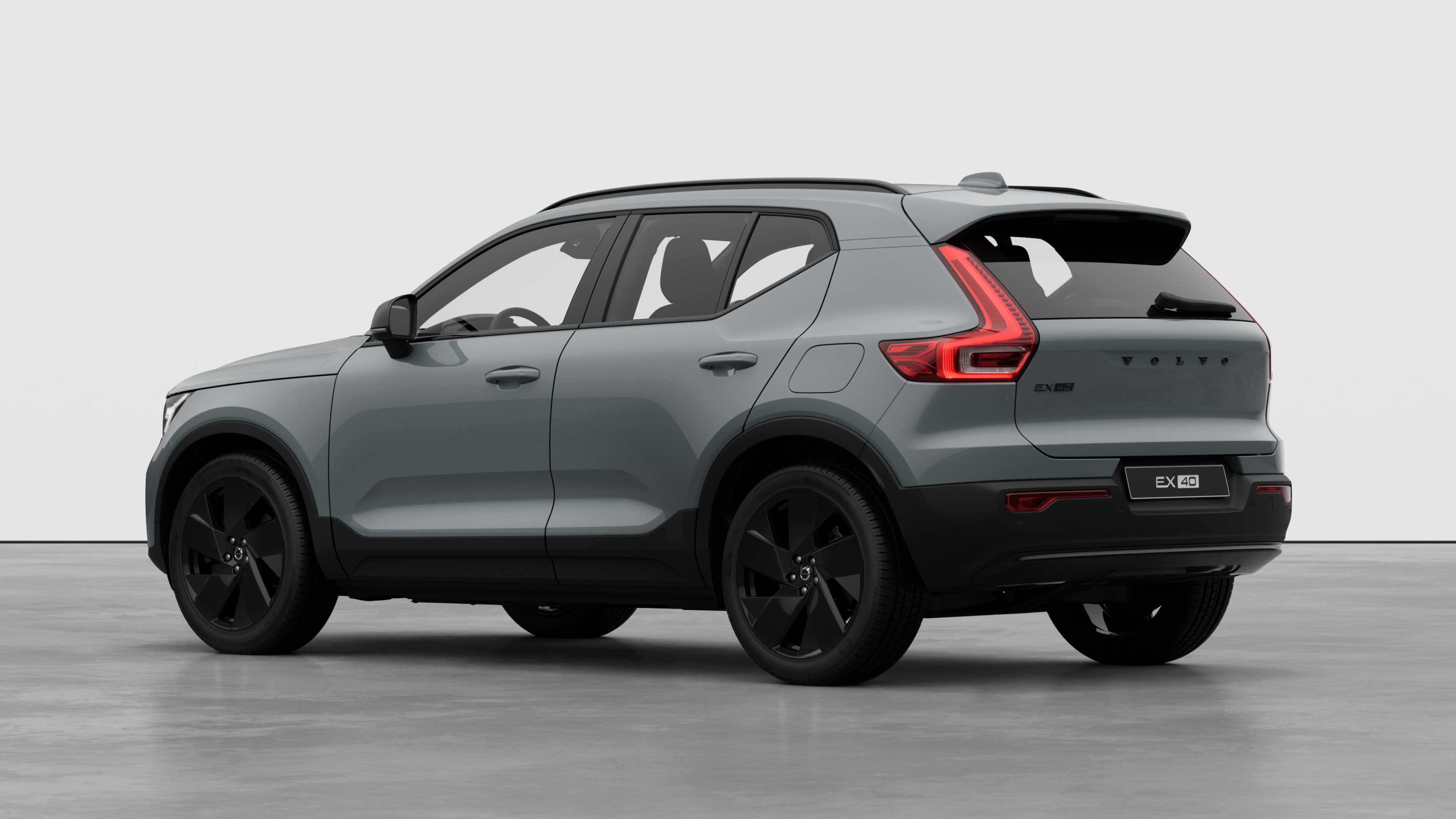 Dreiviertelansicht des Hecks eines Volvo in einem schlichten Studiohintergrund.