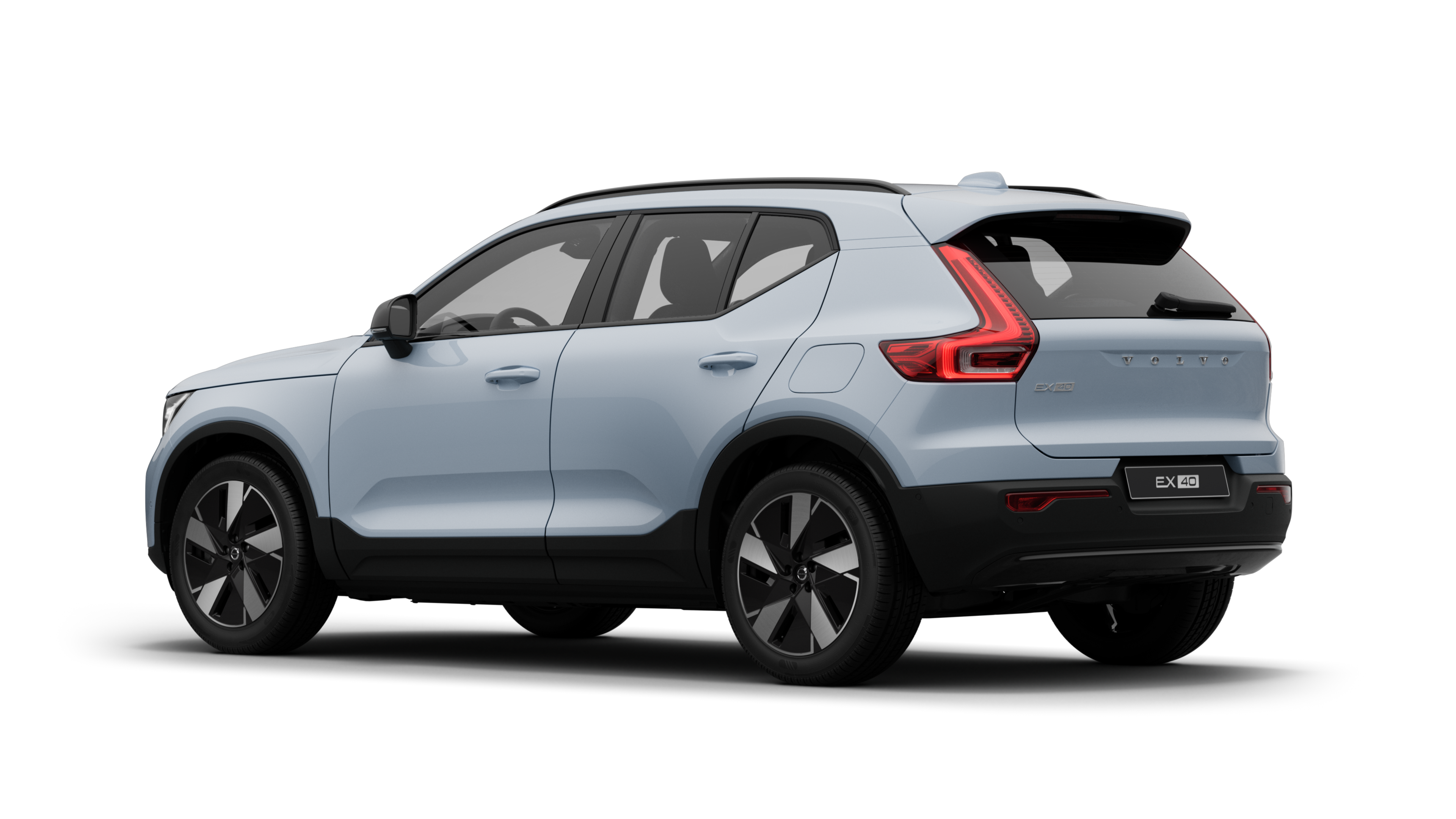 منظر خلفي لسيارة فولفو لثلاثة أرباع سيارة في خلفية استوديو عادية.