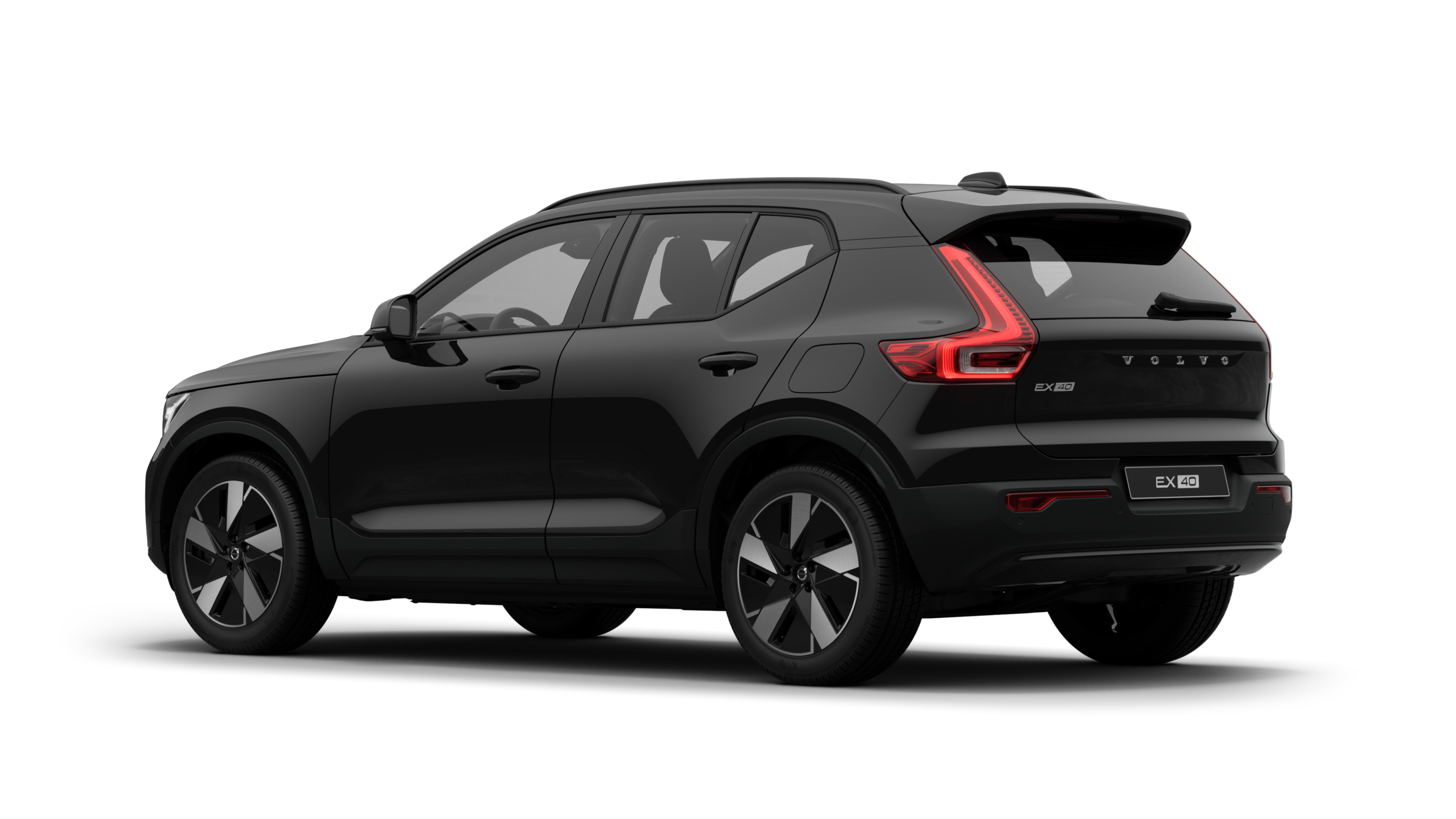 Vista trasera de tres cuartos del vehículo Volvo en un fondo de estudio liso.