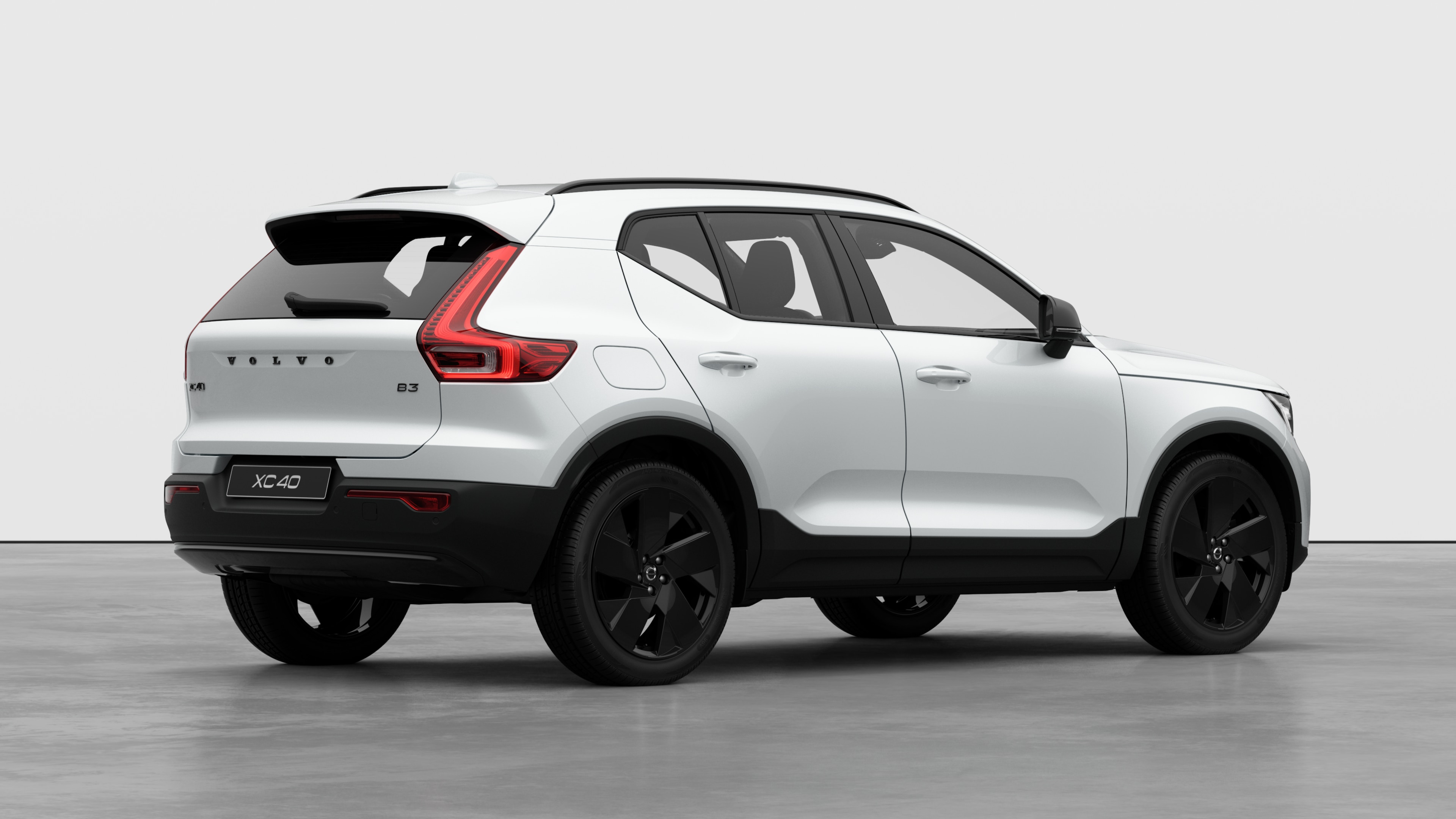 Dreiviertelansicht des Hecks eines Volvo auf einfarbigem Studiohintergrund.