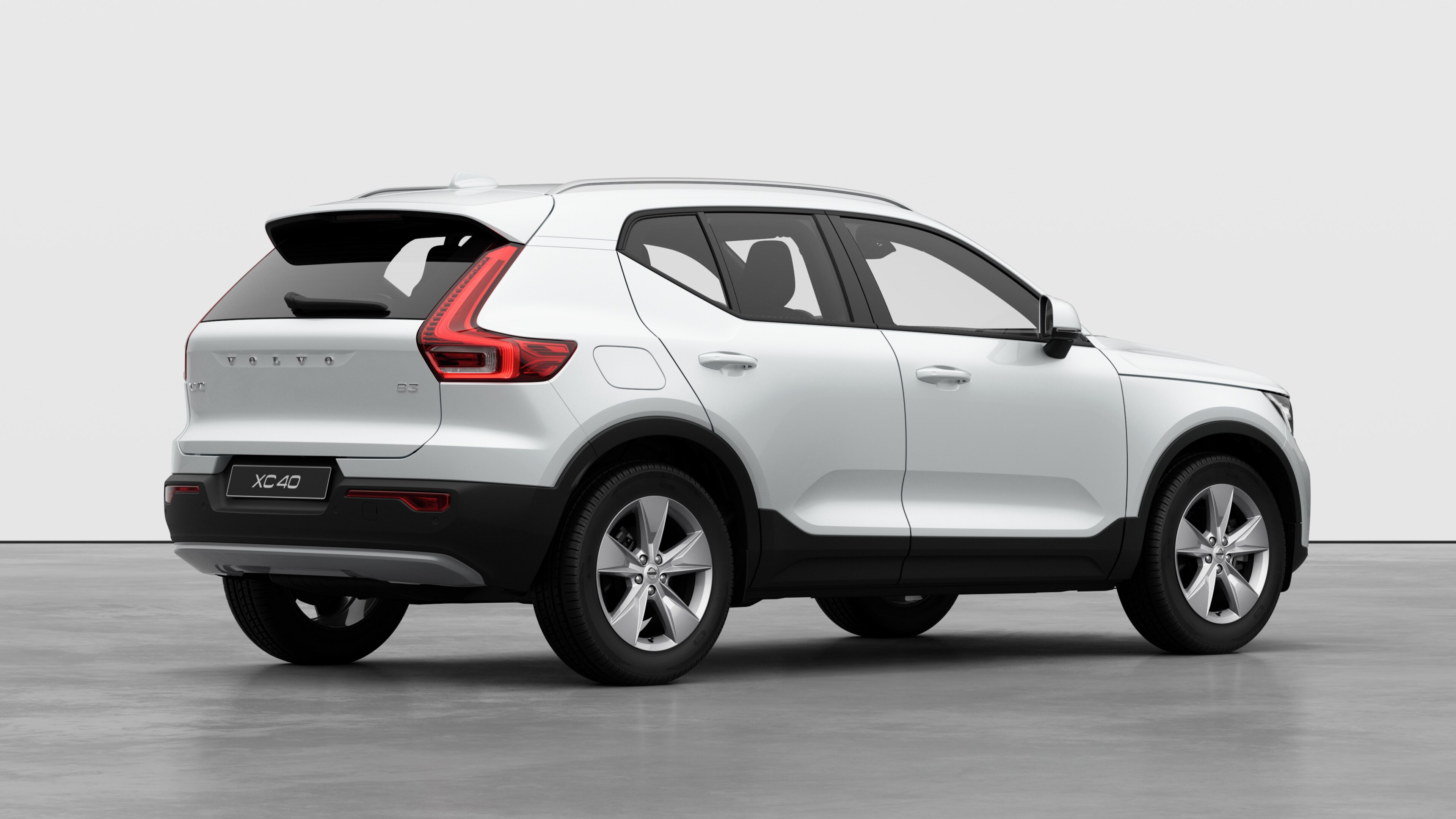 Πίσω όψη τριών τετάρτων ενός αυτοκινήτου Volvo σε απλό φόντο στούντιο.