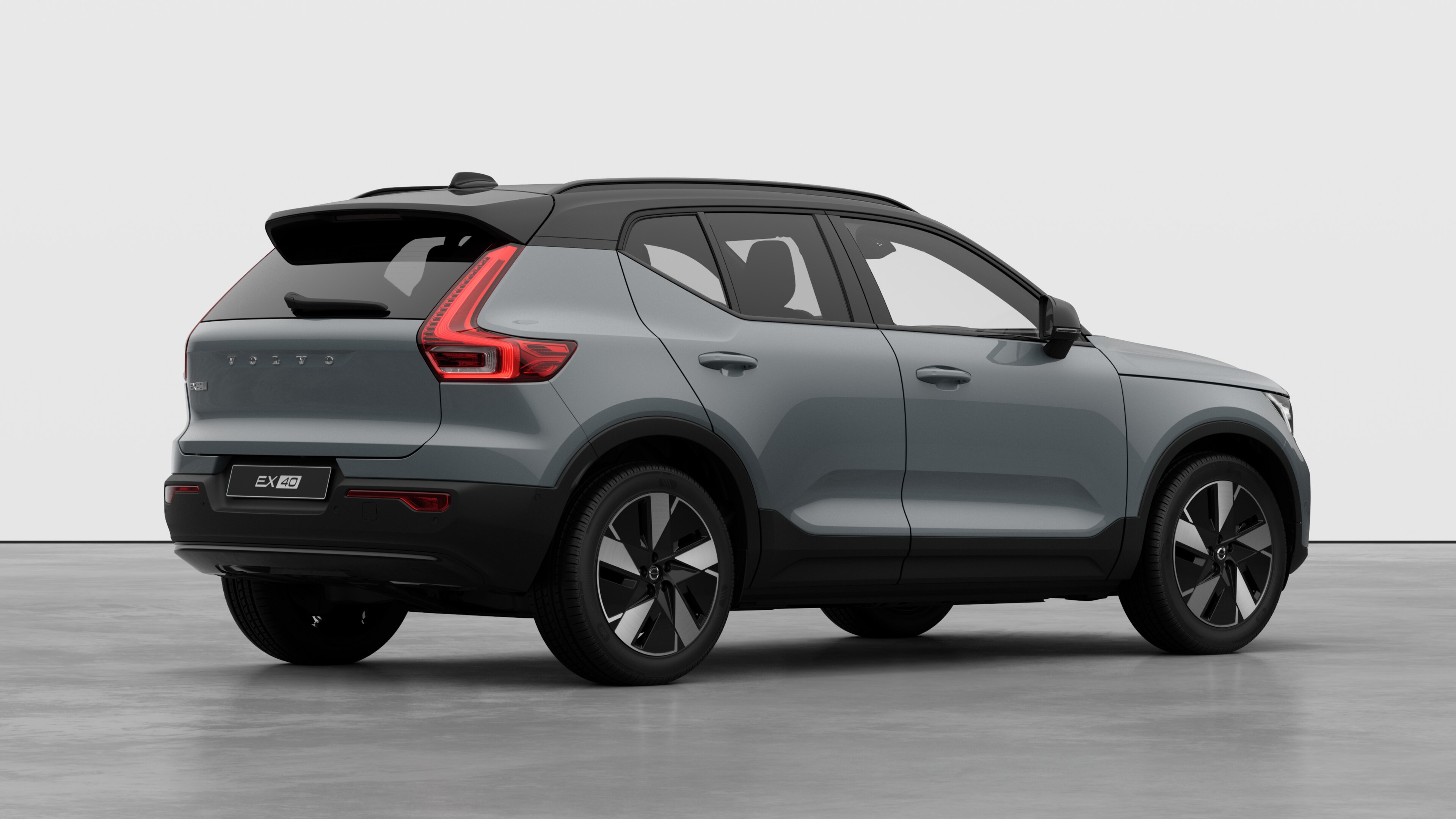 Vue arrière de la Volvo de trois quarts sur fond de studio uni.