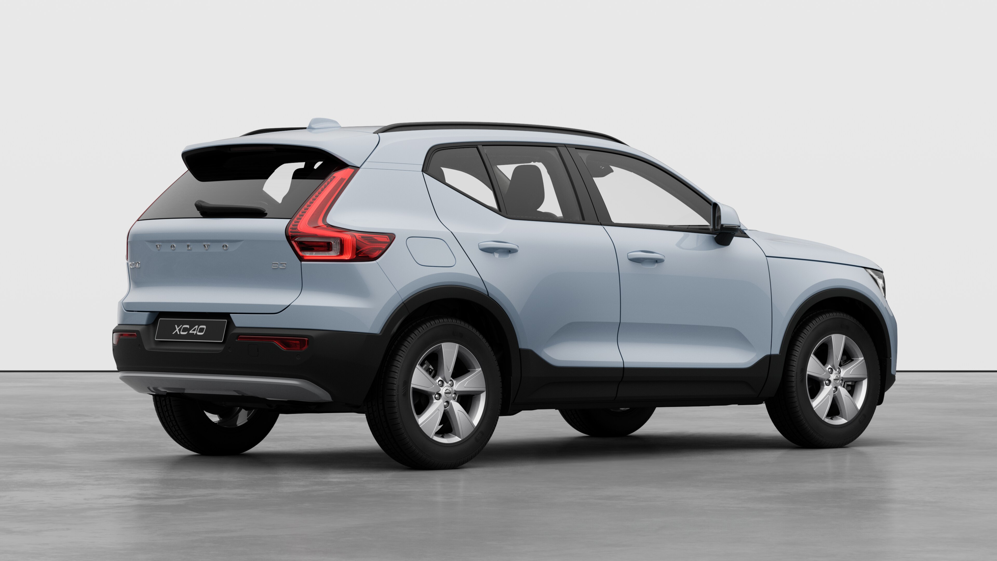 Driekwart zicht op de achterkant van een Volvo-auto op een effen studioachtergrond.