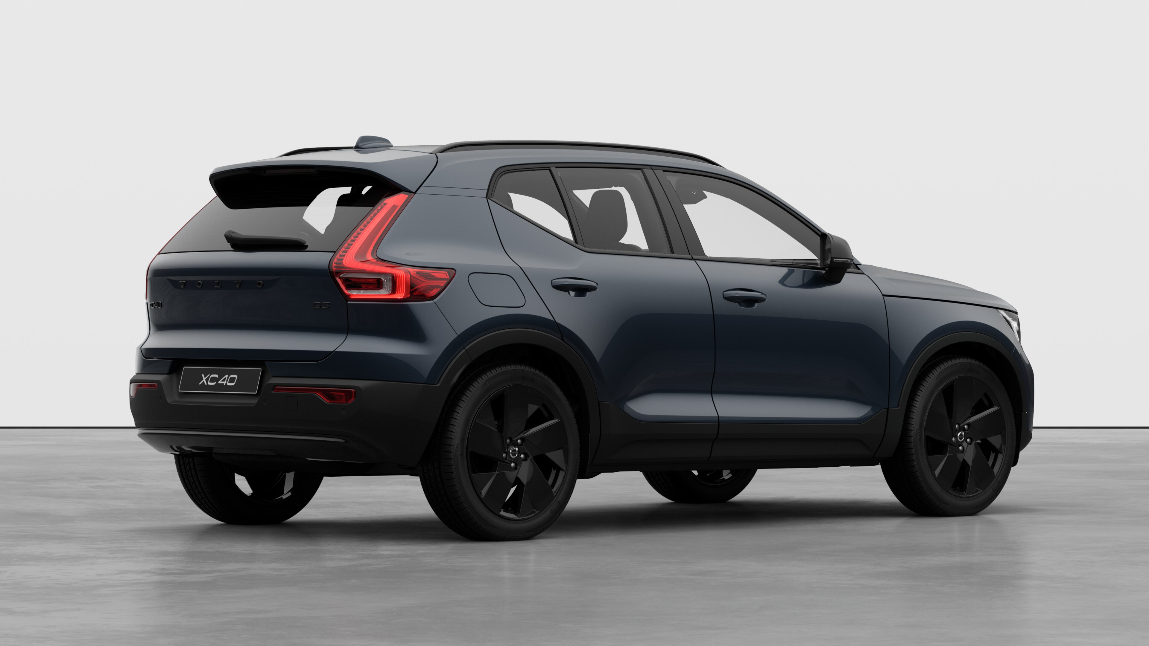 Dreiviertelansicht des Hecks eines Volvo auf einfarbigem Studiohintergrund.