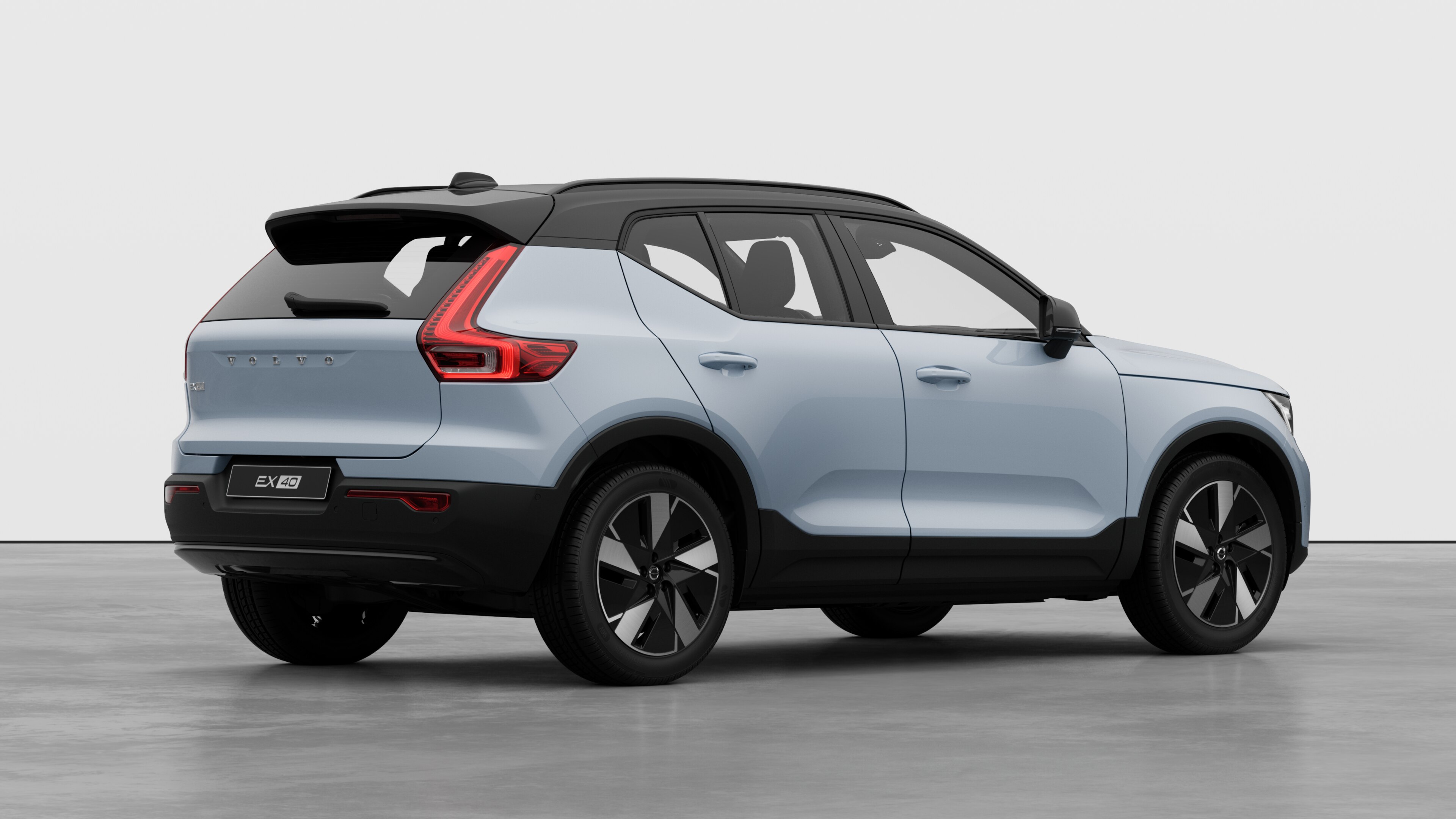 Volvo მანქანის უკანა სამი მეოთხედი ხედი სტუდიის უბრალო ფონზე.