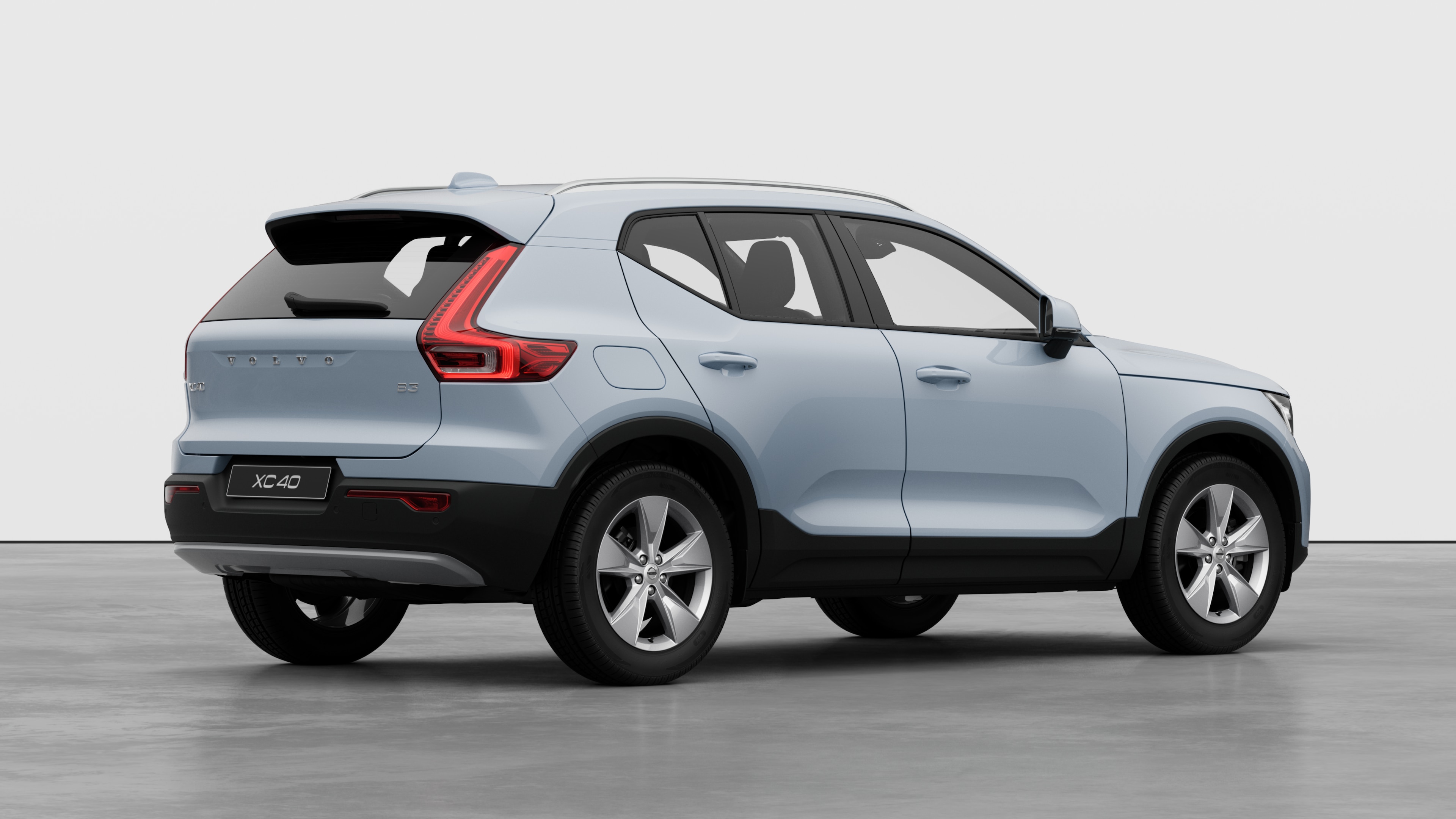 Πίσω όψη τριών τετάρτων ενός αυτοκινήτου Volvo σε απλό φόντο στούντιο.