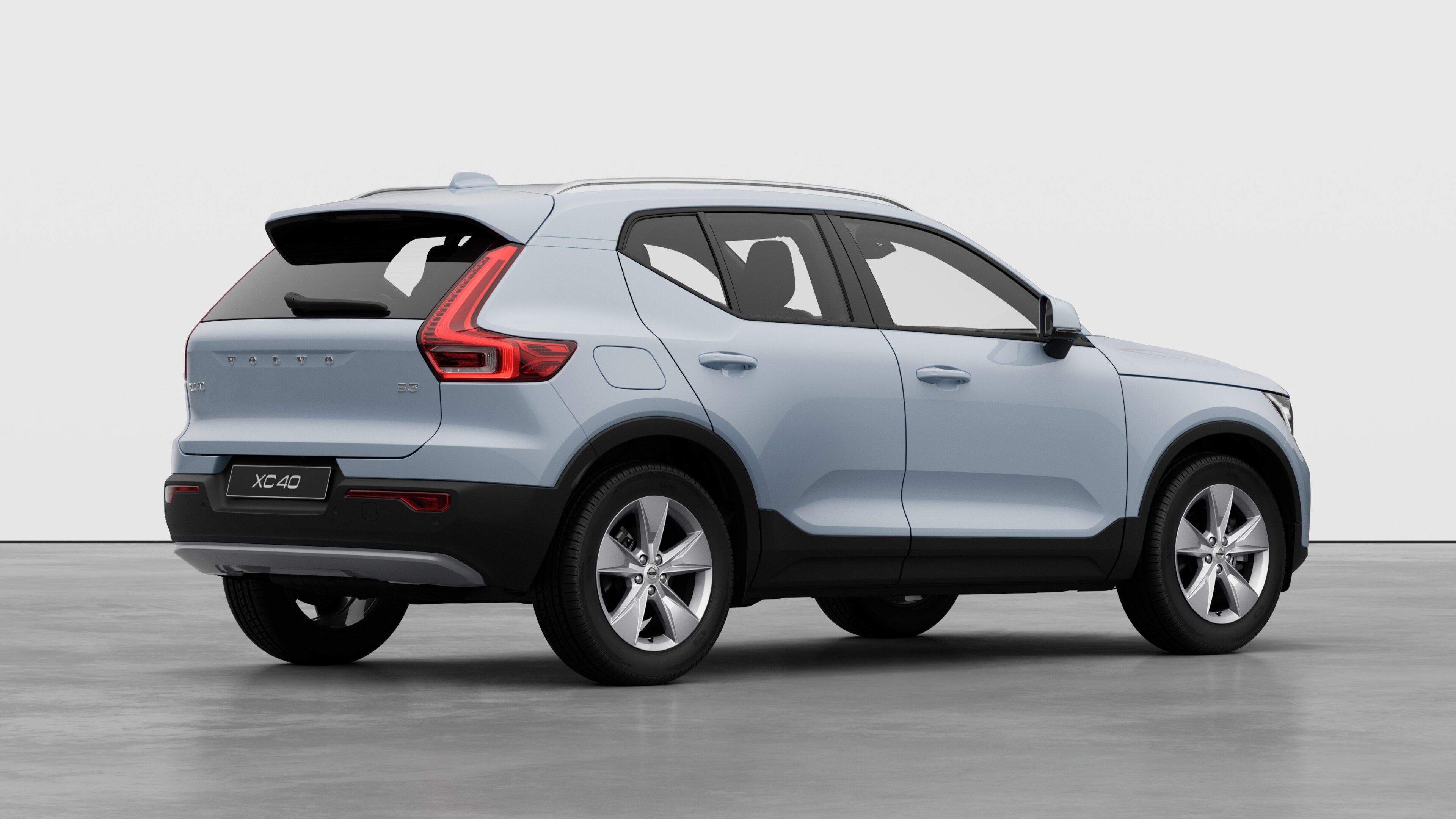 Bakre trekvartsvy av Volvo-bil på vanlig studiobakgrund.
