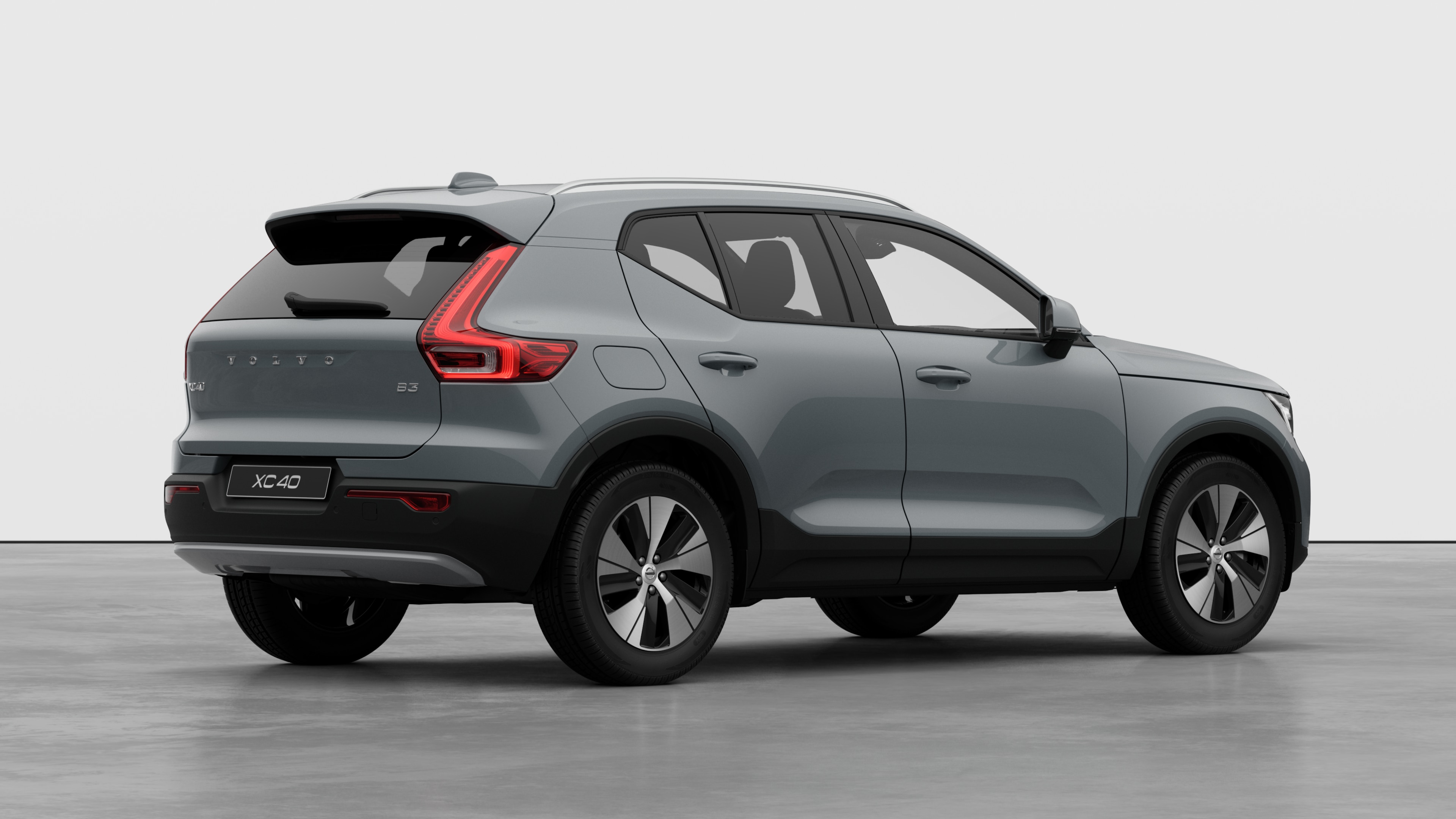 Vue arrière de la Volvo de trois quarts sur fond de studio uni.
