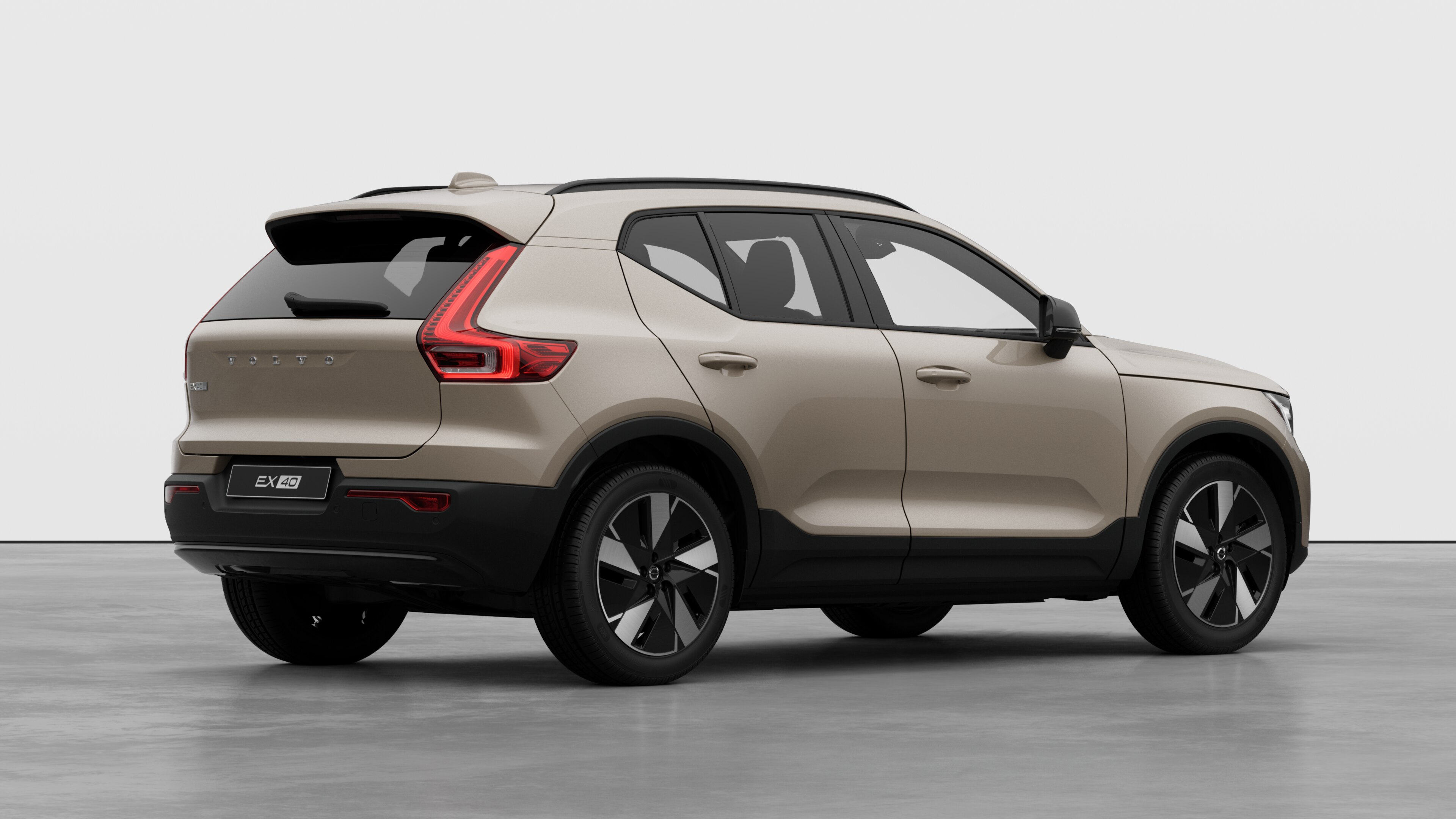 Vista trasera de tres cuartos del vehículo Volvo sobre fondo de estudio liso.