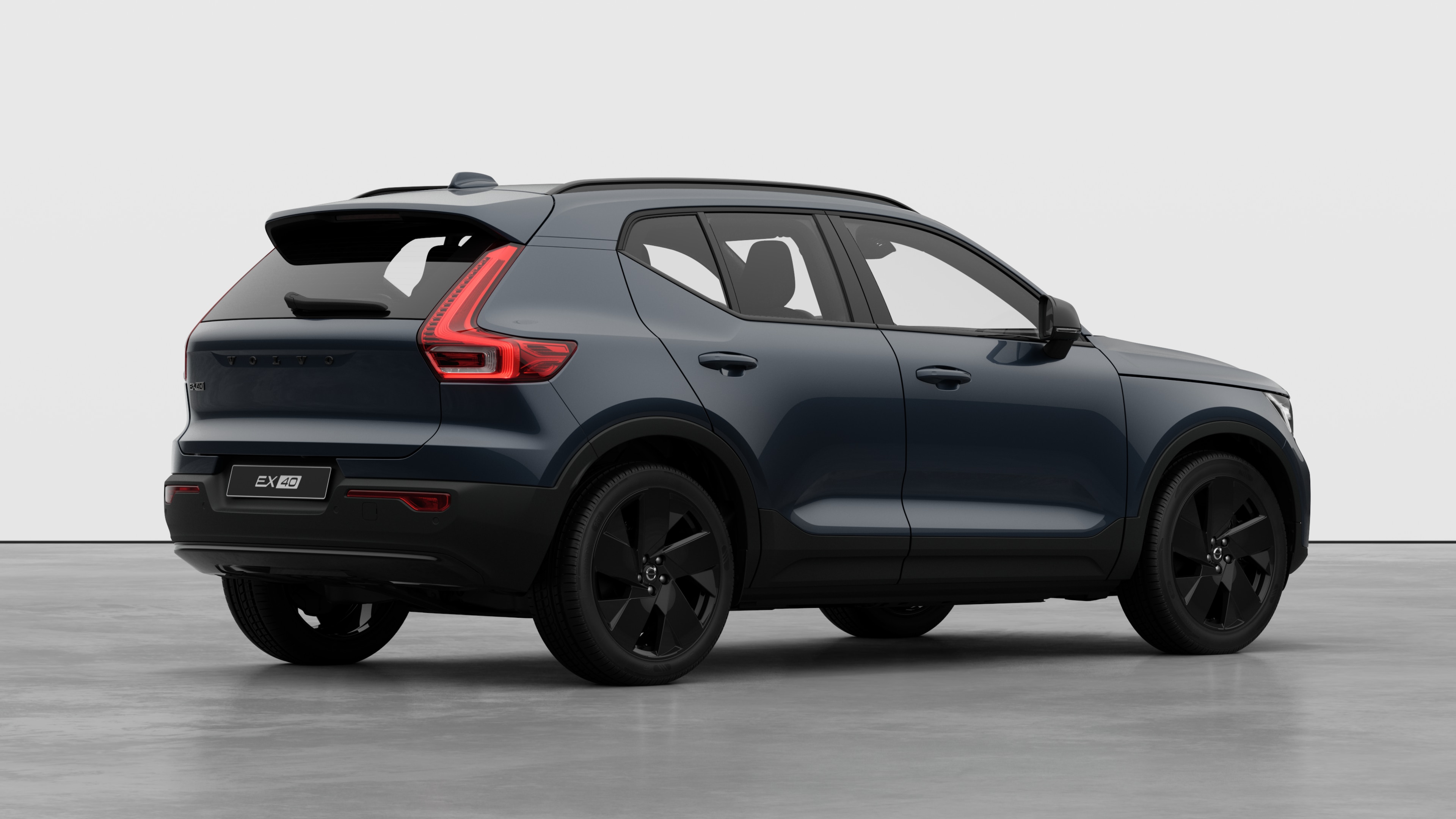 Dreiviertelansicht des Hecks eines Volvo auf einfarbigem Studiohintergrund.