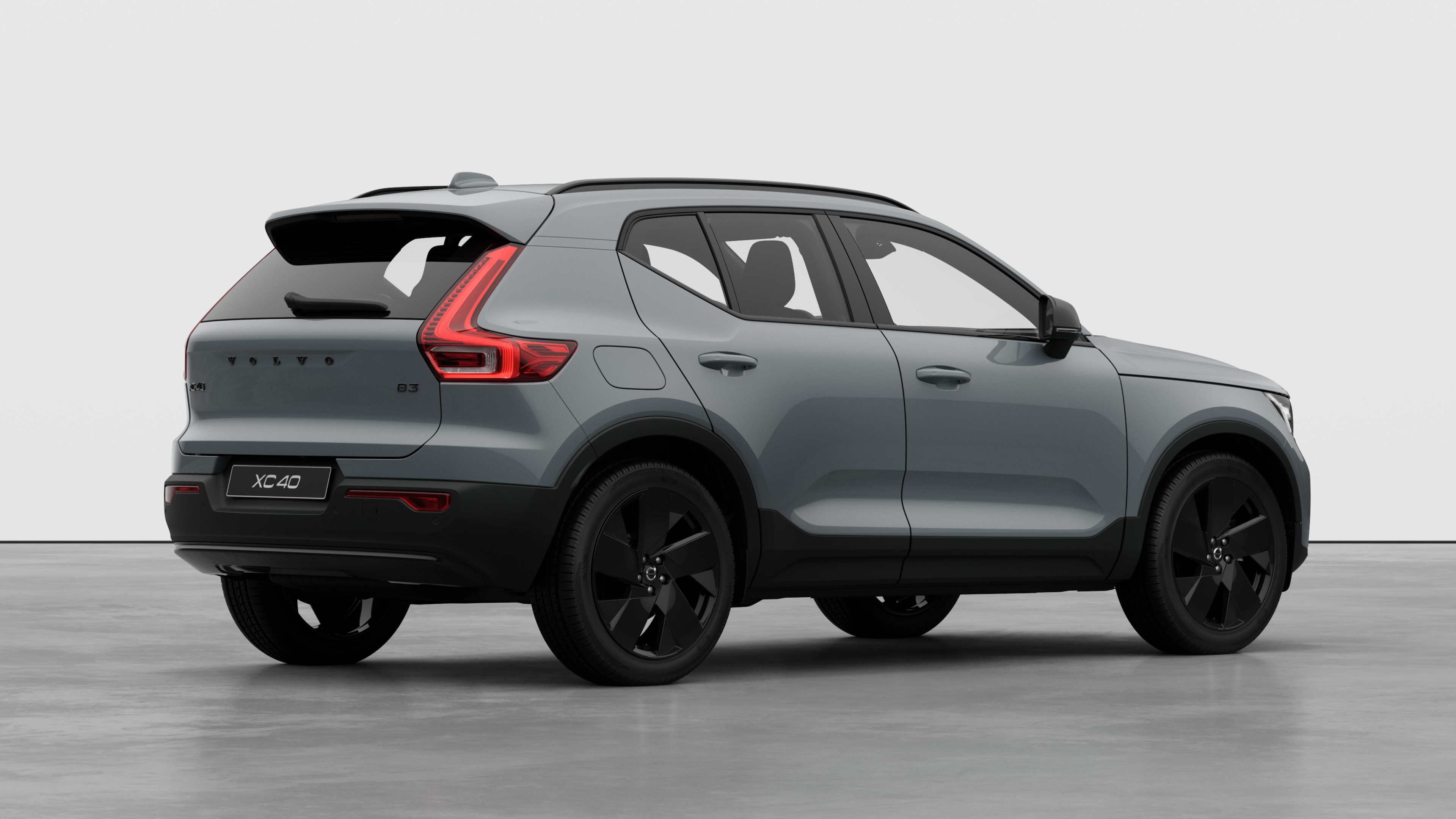 Dreiviertelansicht des Hecks eines Volvo auf einfarbigem Studiohintergrund.