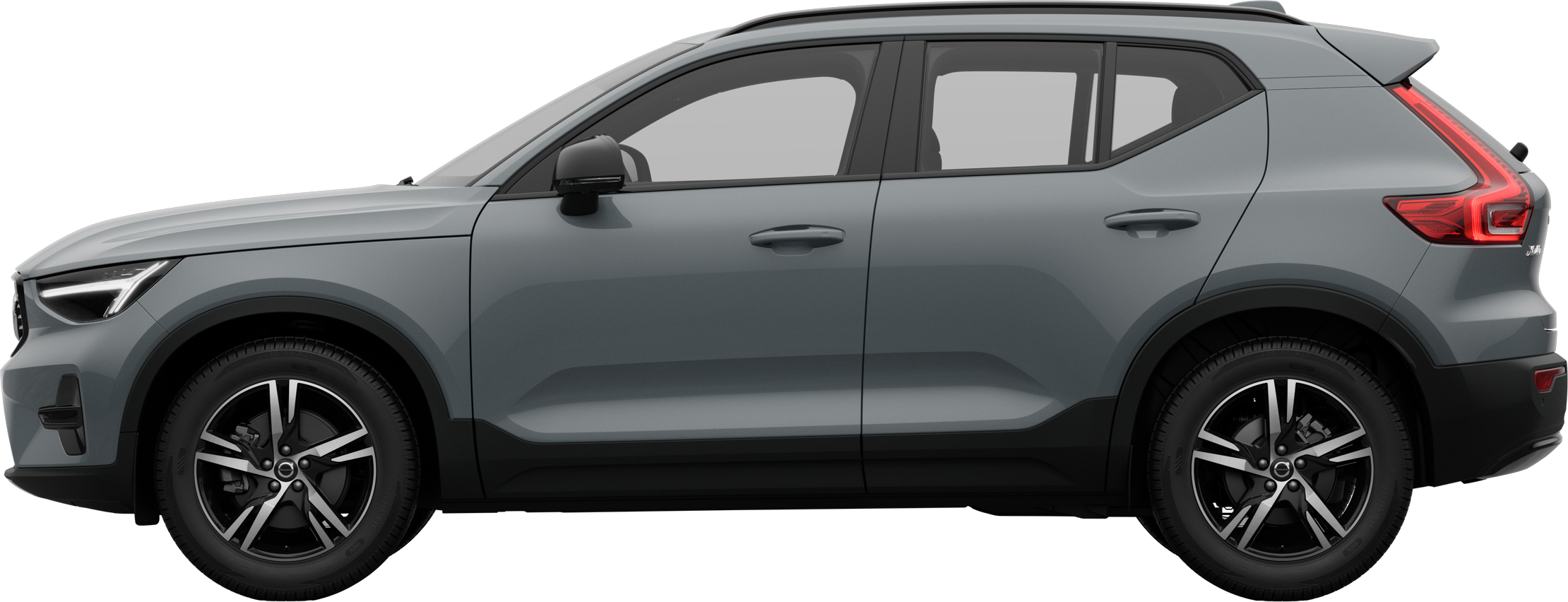 Vue latérale d’une Volvo garée sur un fond de studio uni, mettant en valeur le profil et le design élégants du véhicule.