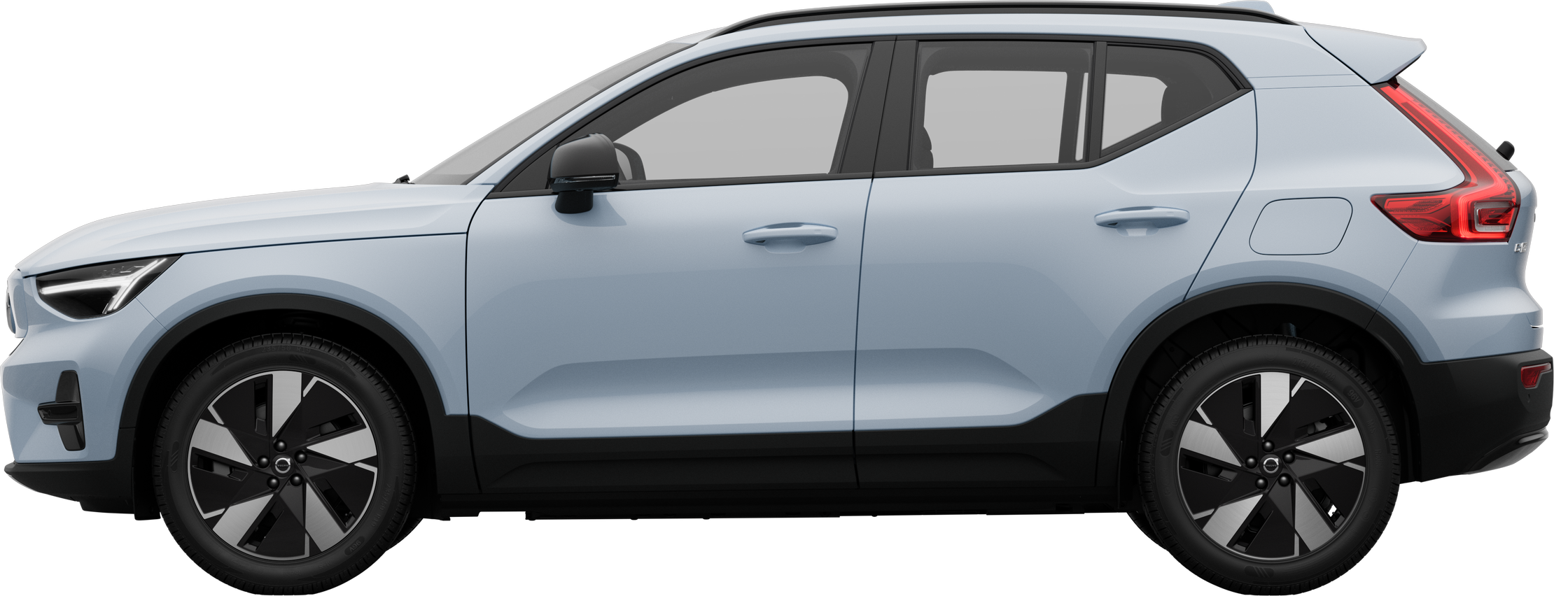 Studijos fone pastatyto "Volvo" automobilio vaizdas iš šono, kuriame demonstruojamas aptakus transporto priemonės profilis ir dizainas.