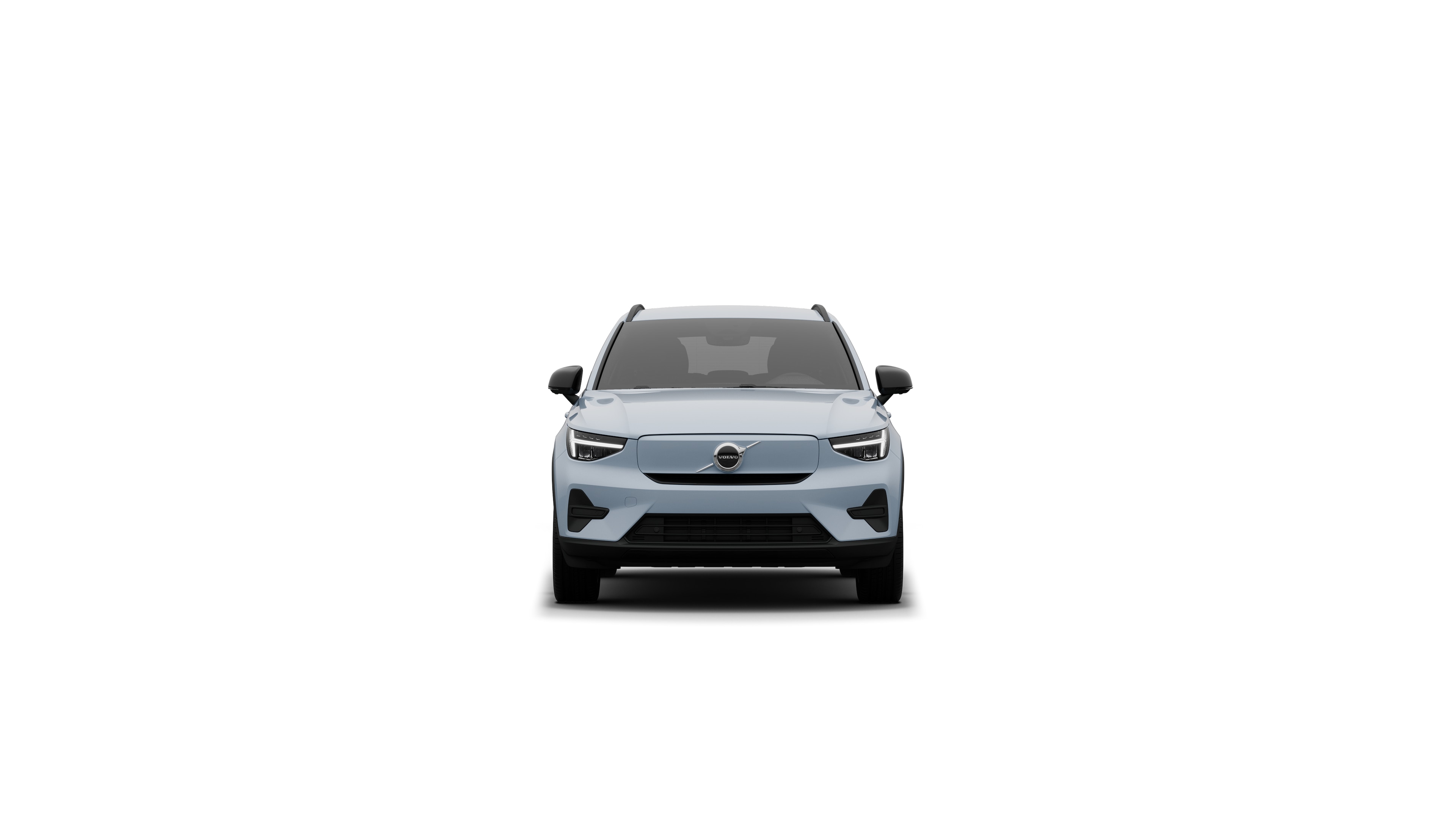 Vue avant d’une voiture Volvo sur un fond de studio uni.