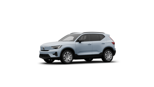 Dreiviertelansicht eines Volvo in einem schlichten Studiohintergrund.