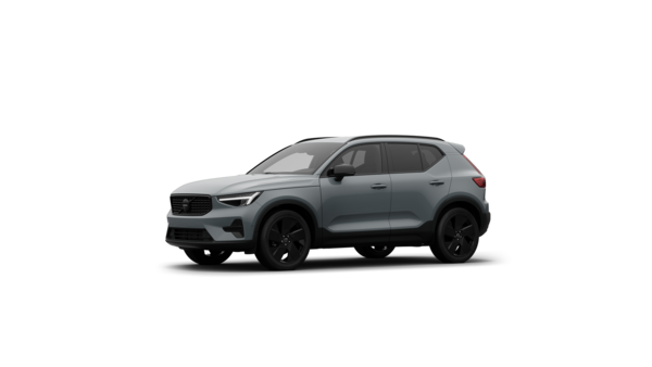 Dreiviertelansicht des Volvo Fahrzeugs vor dem Hintergrund eines schlichten Studios.