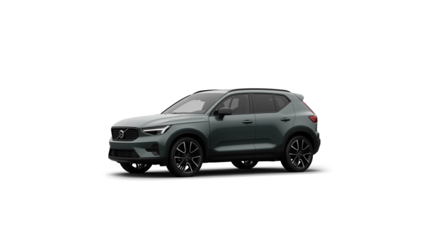 Vue de trois quarts de l’extérieur d’une Volvo sur un fond de studio uni.