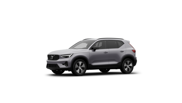 Pohľad na exteriér vozidla Volvo z troch štvrtín v jednoduchom prostredí štúdia.