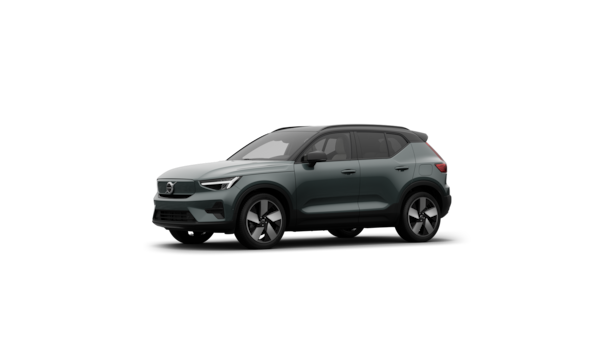 Driekwart aanzicht van de buitenkant van een Volvo in een effen studioachtergrond.