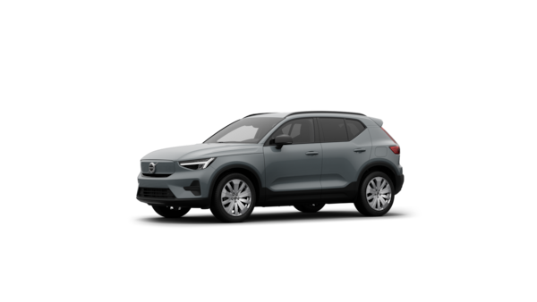 Dreiviertelansicht des Volvo Fahrzeugs vor dem Hintergrund eines schlichten Studios.