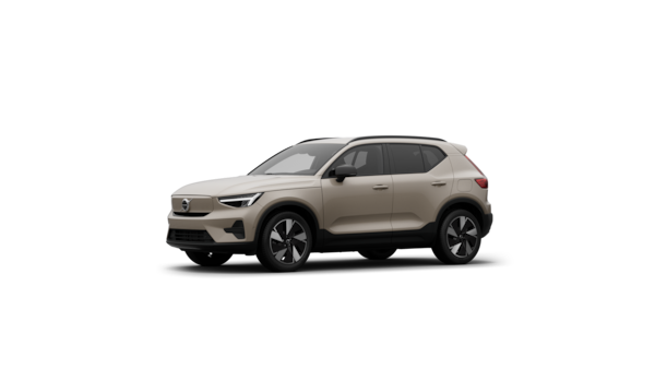 Driekwart aanzicht van de buitenkant van een Volvo in een effen studioachtergrond.