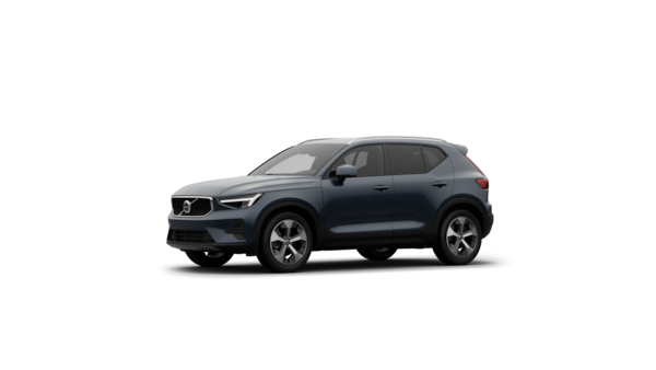 Vista esterna di tre quarti di un'auto Volvo in uno studio semplice.