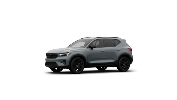 Dreiviertelansicht des Volvo Fahrzeugs vor dem Hintergrund eines schlichten Studios.