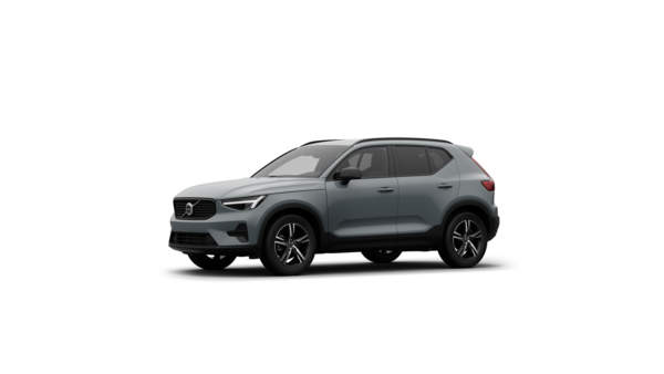 A Volvo külseje háromnegyed nézet egy egyszerű stúdió háttérben.