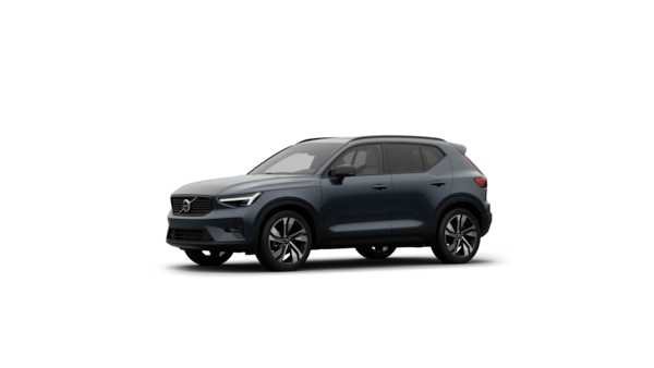 Pohľad na exteriér vozidla Volvo z troch štvrtín v jednoduchom prostredí štúdia.