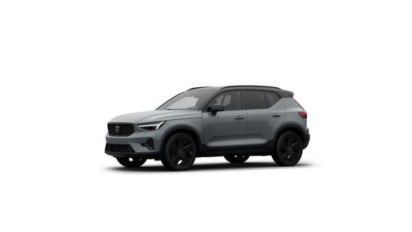 Dreiviertelansicht des Volvo Fahrzeugs vor dem Hintergrund eines schlichten Studios.