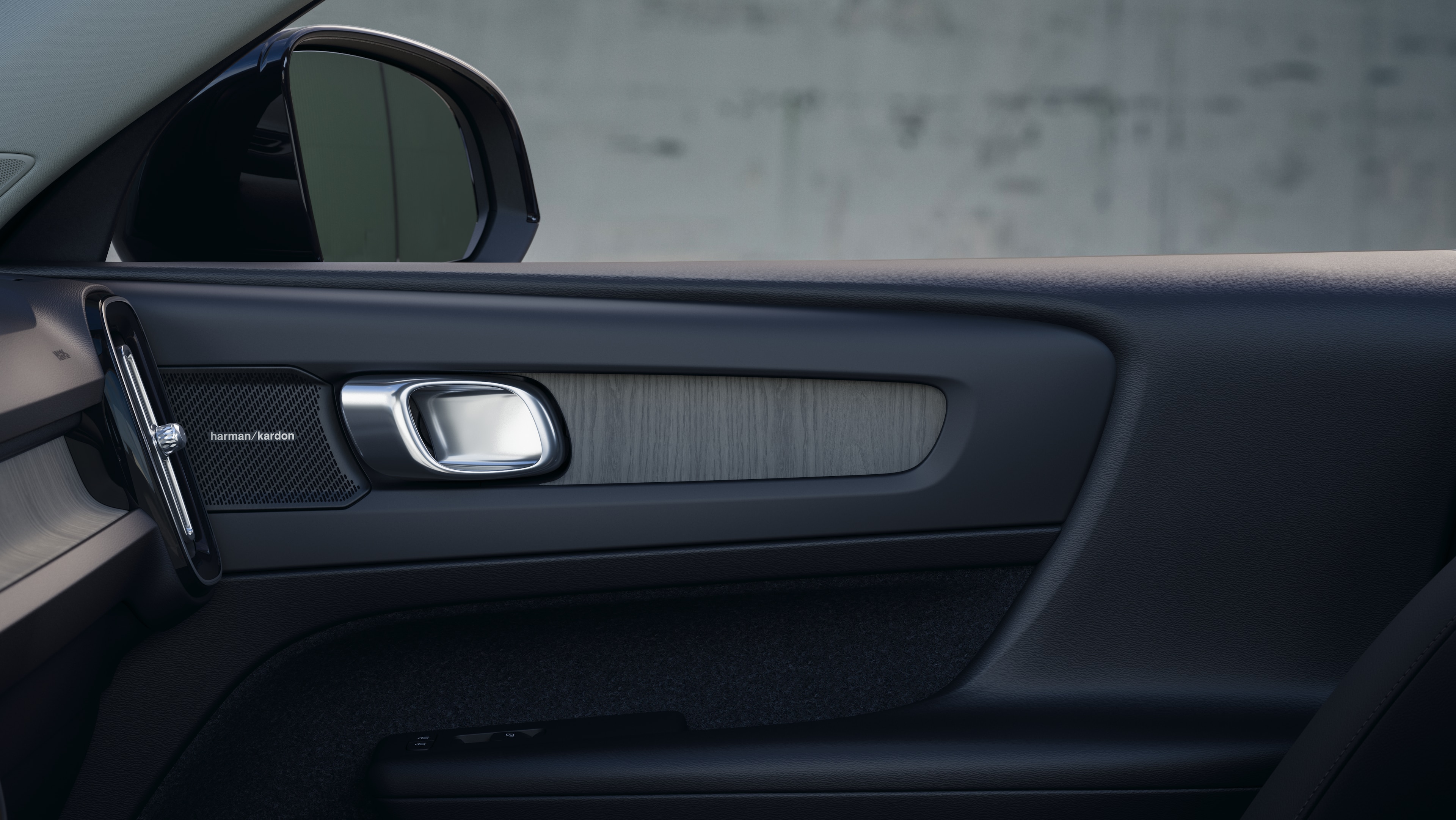 Intérieur d’une Volvo montrant les sièges passagers avant et arrière, le volant, le tableau de bord et la console centrale sur un fond de studio uni.