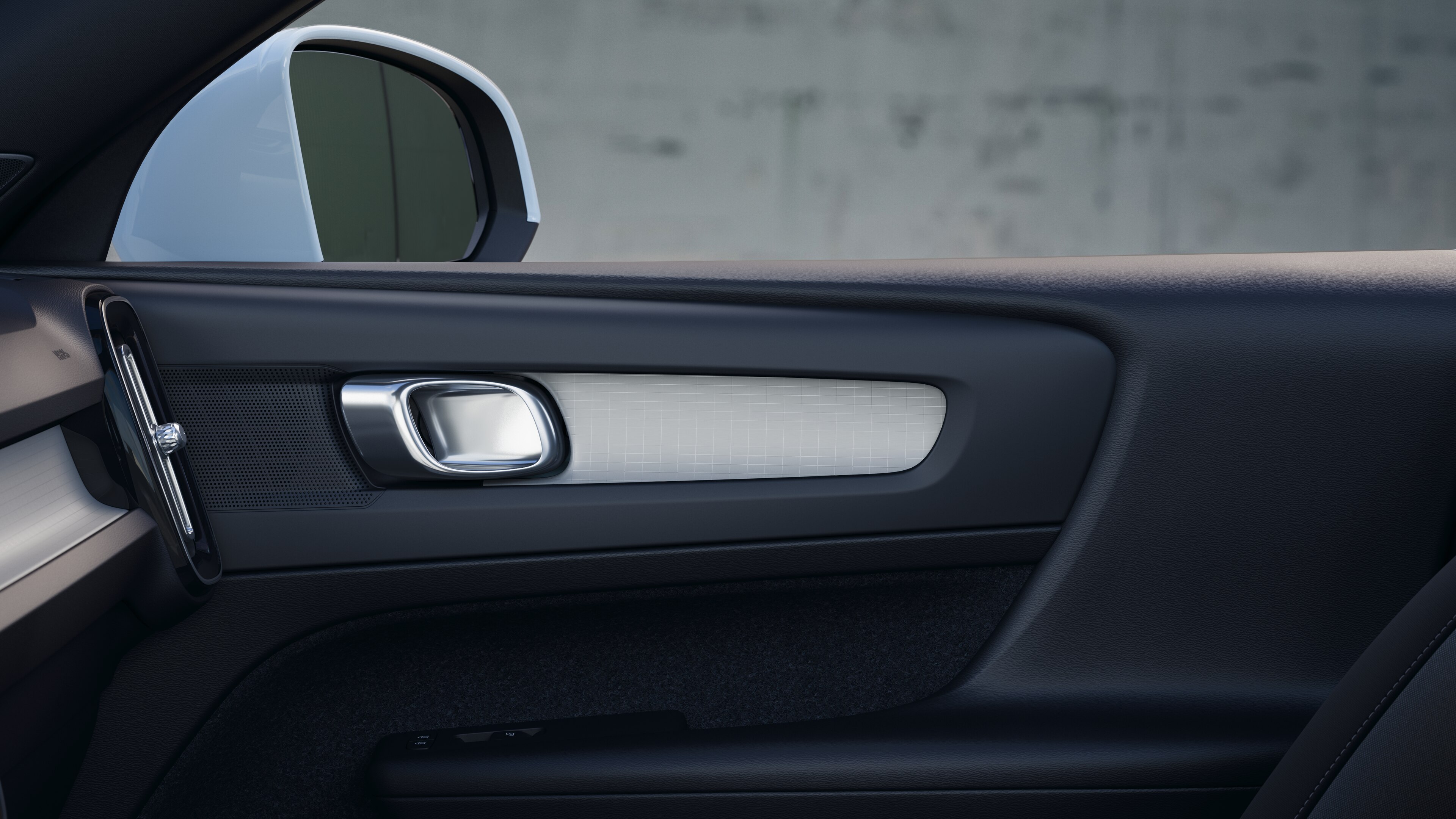 Intérieur d’une Volvo montrant les sièges passagers avant et arrière, le volant, le tableau de bord et la console centrale sur un fond de studio uni.