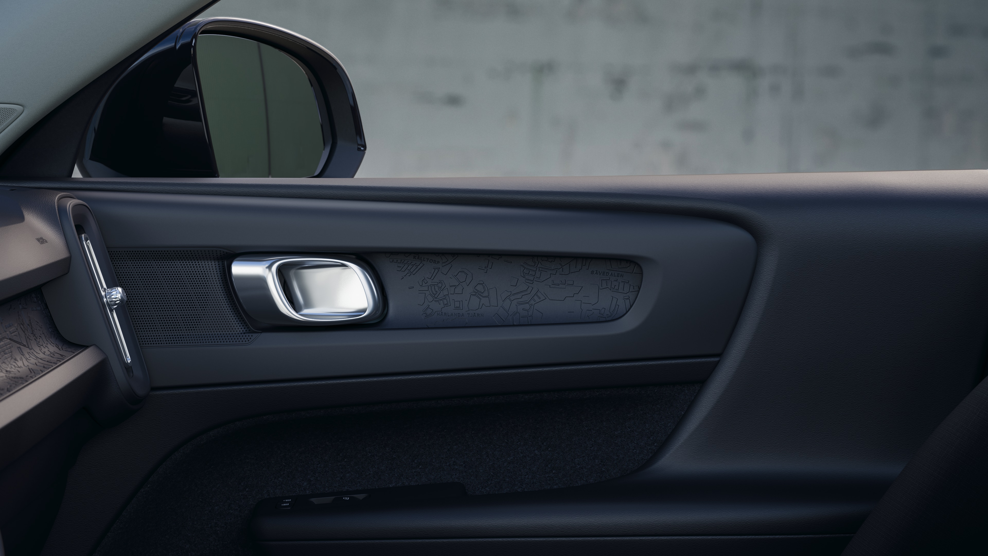 Innenraum eines Volvo mit Beifahrer- und Rücksitzen, Lenkrad, Armaturenbrett und Mittelkonsole vor einem schlichten Studiohintergrund.