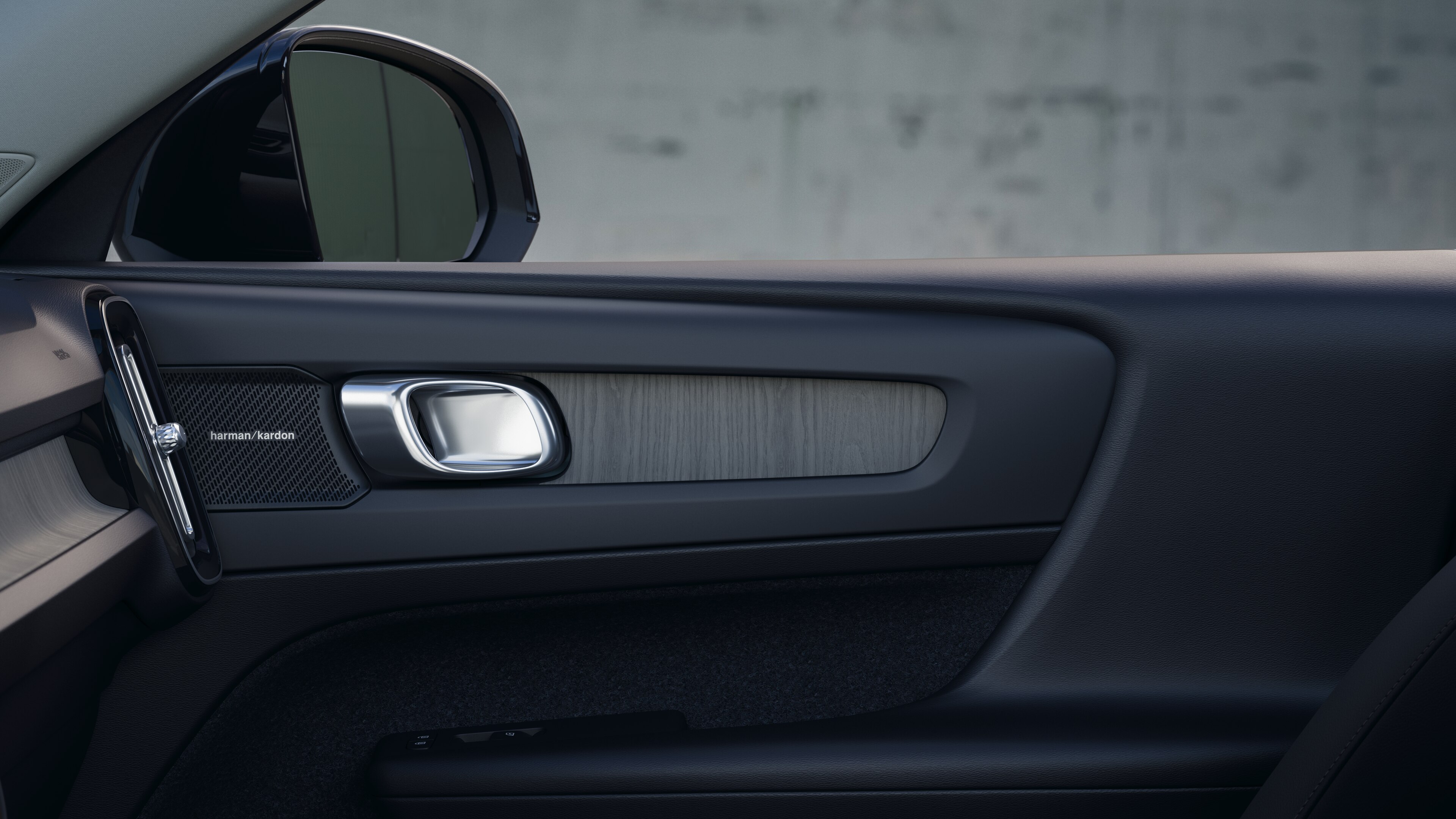 תא הנוסעים של מכונית וולוו מציג את המושבים הקדמיים והאחוריים, גלגל ההגה, לוח המחוונים והקונסולה המרכזית על רקע סטודיו רגיל.