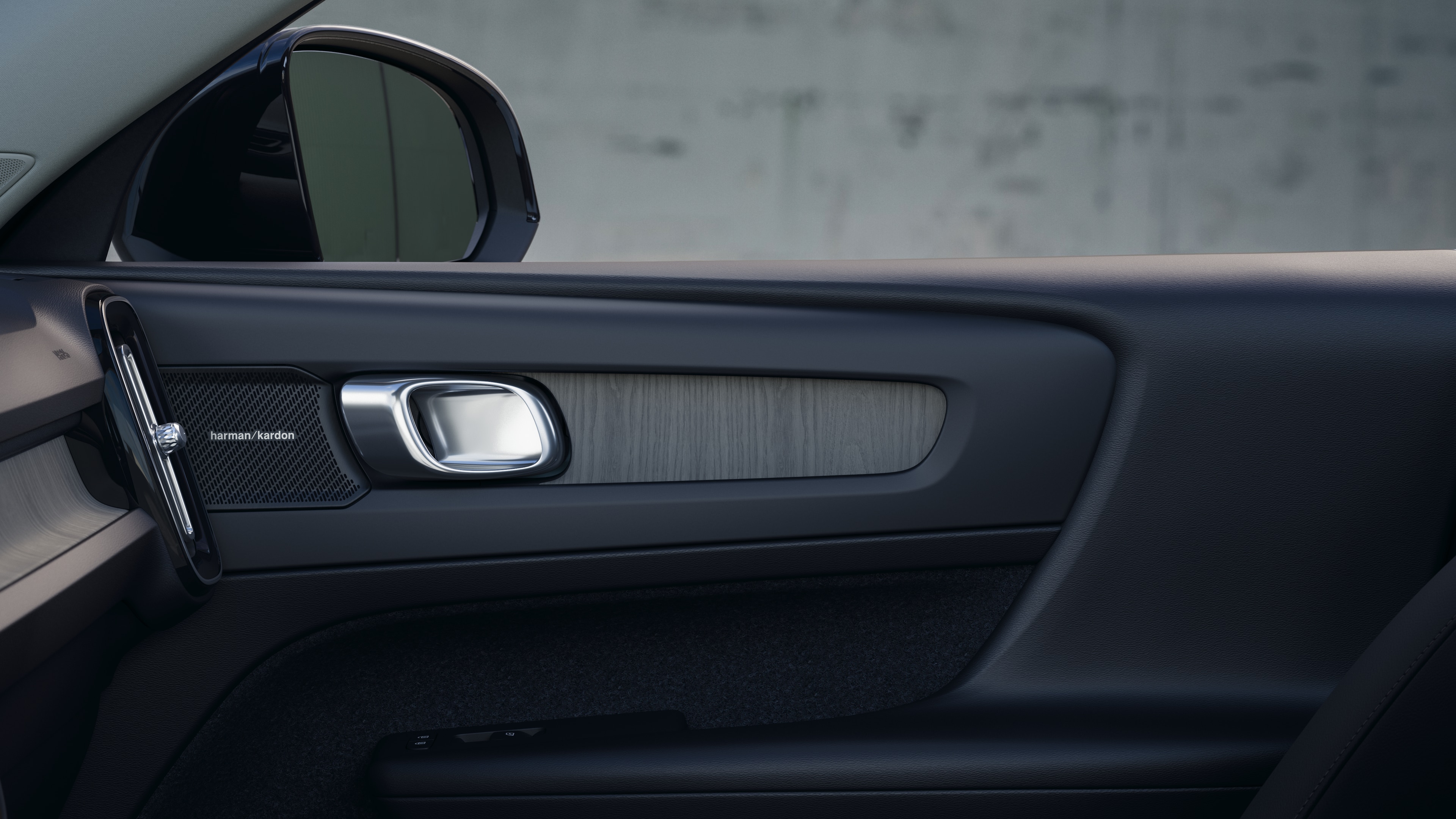 תא הנוסעים של מכונית וולוו מציג את המושבים הקדמיים והאחוריים, גלגל ההגה, לוח המחוונים והקונסולה המרכזית על רקע סטודיו רגיל.