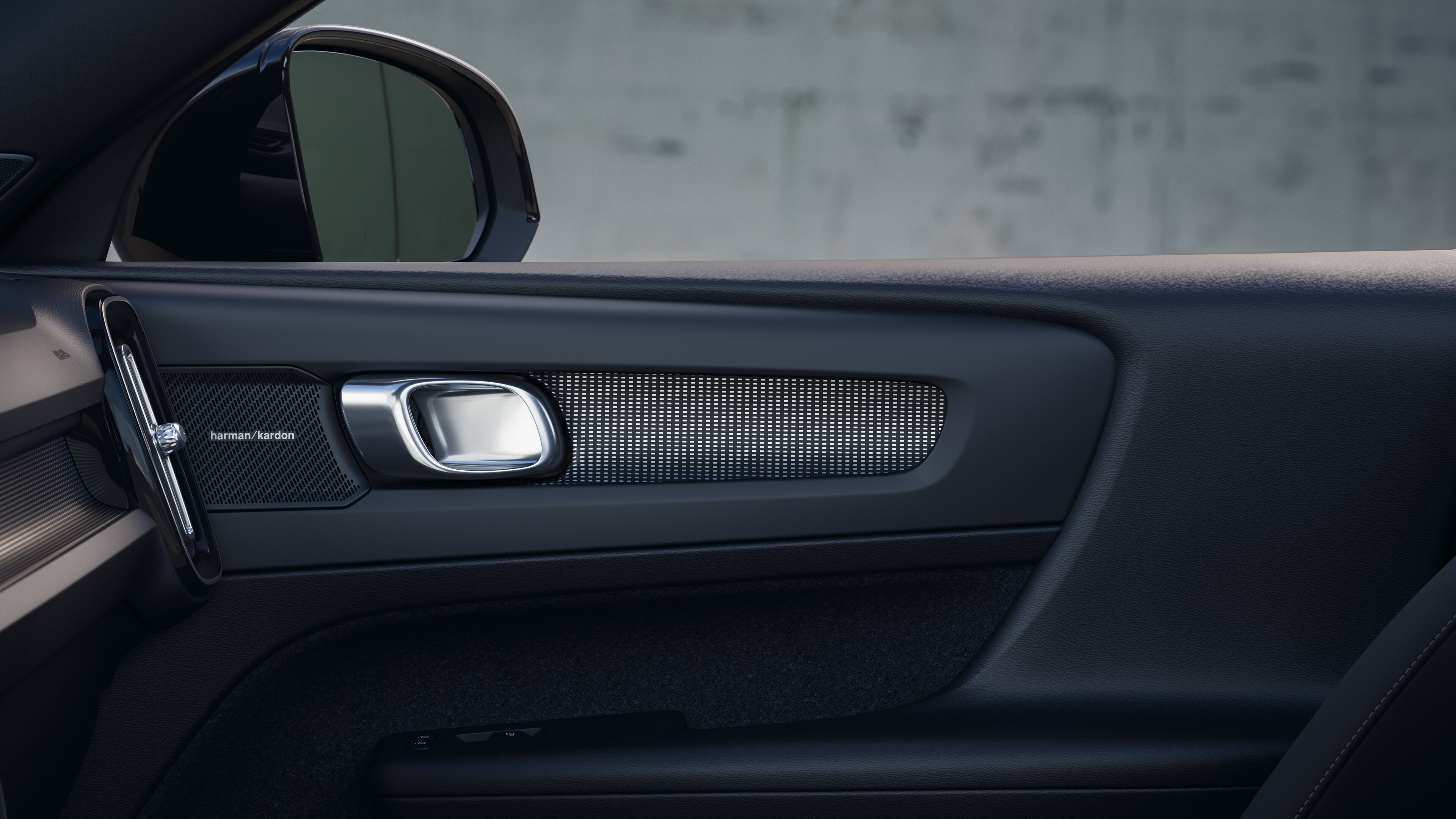 Interno di un'auto Volvo che mostra i sedili dei passeggeri anteriori e posteriori, il volante, il cruscotto e la console centrale su uno sfondo semplice in studio.
