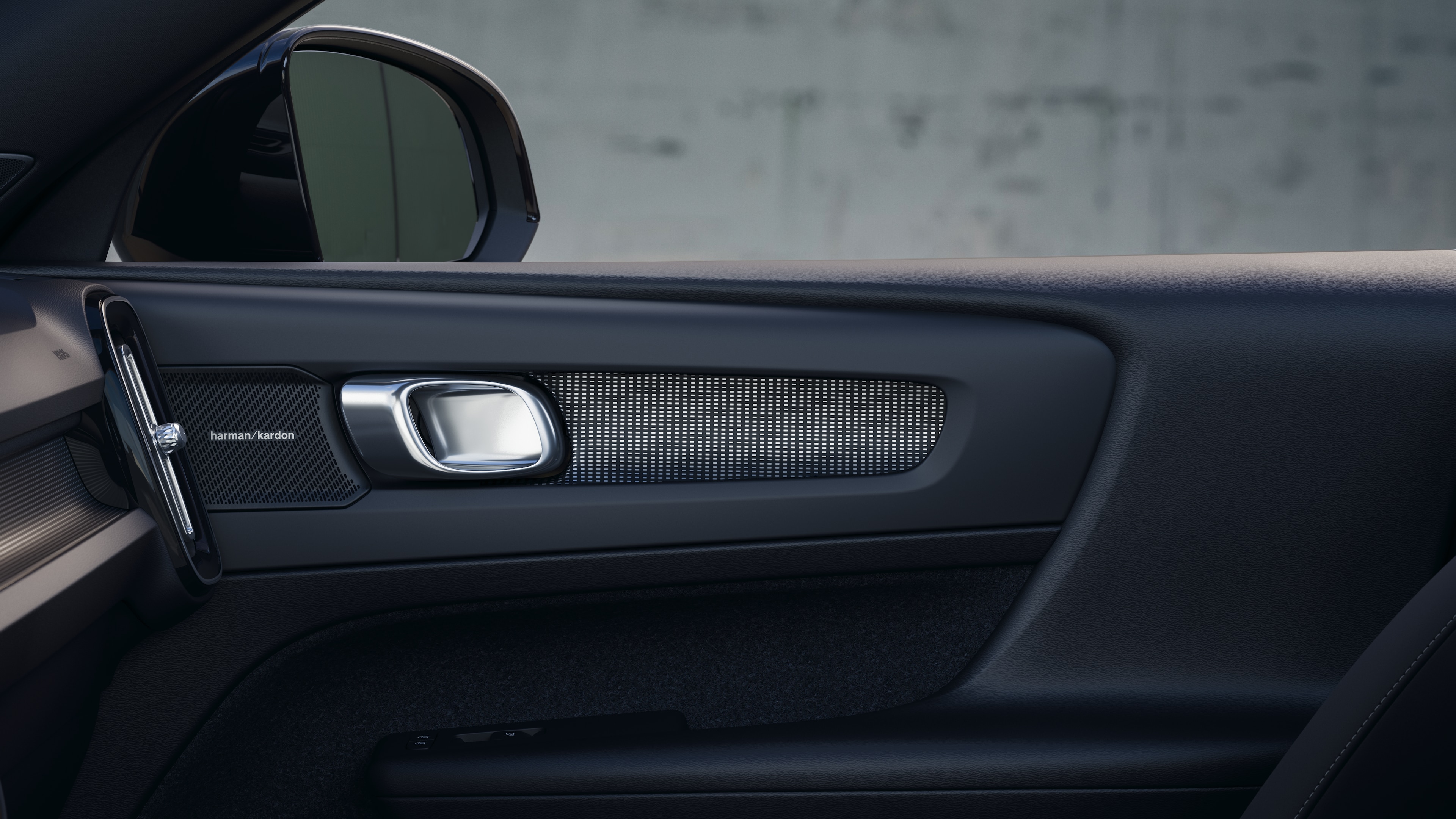 Interno di un'auto Volvo che mostra i sedili dei passeggeri anteriori e posteriori, il volante, il cruscotto e la console centrale su uno sfondo semplice in studio.