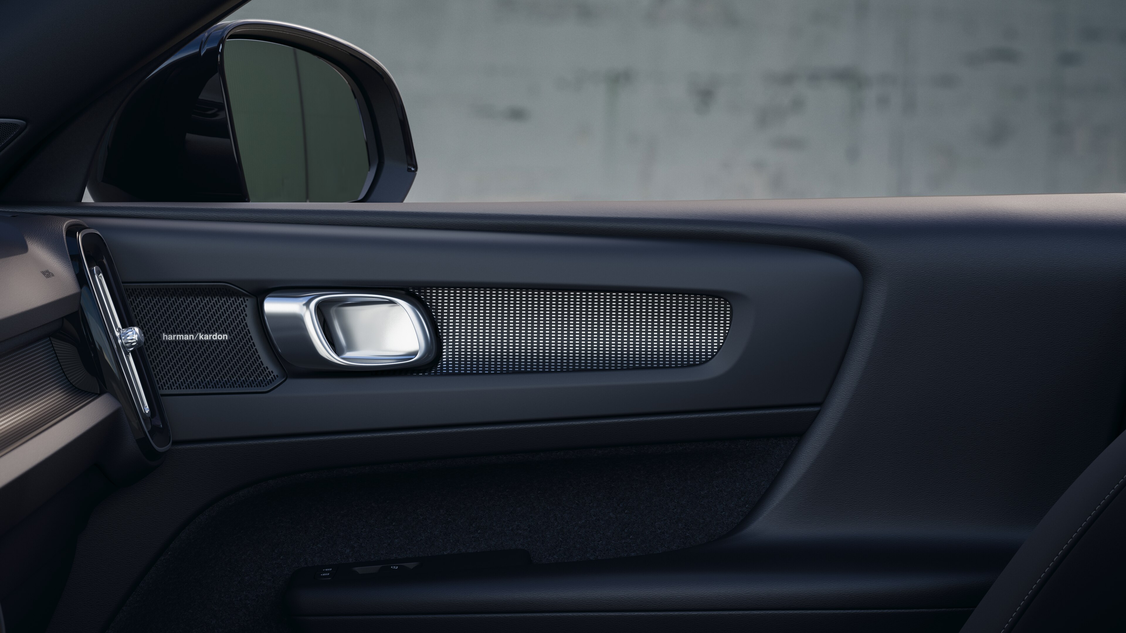 Intérieur Volvo montrant les sièges passagers avant et arrière, le volant, le tableau de bord et la console centrale sur un fond de studio uni.