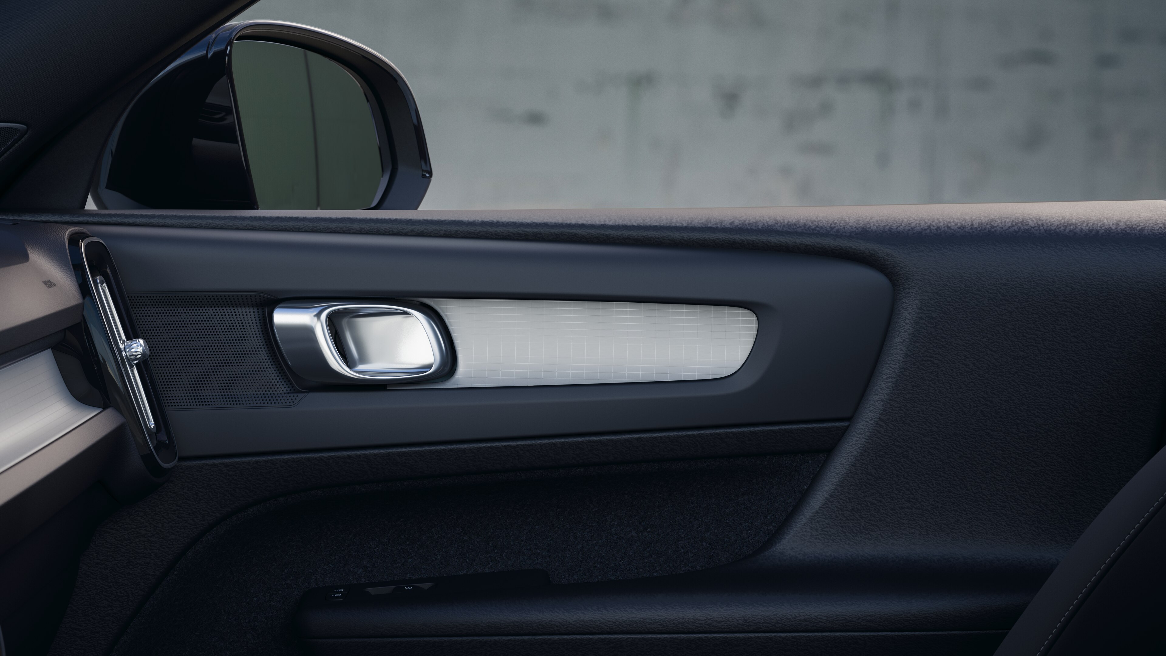 Intérieur d’une Volvo montrant les sièges passagers avant et arrière, le volant, le tableau de bord et la console centrale sur un fond de studio uni.