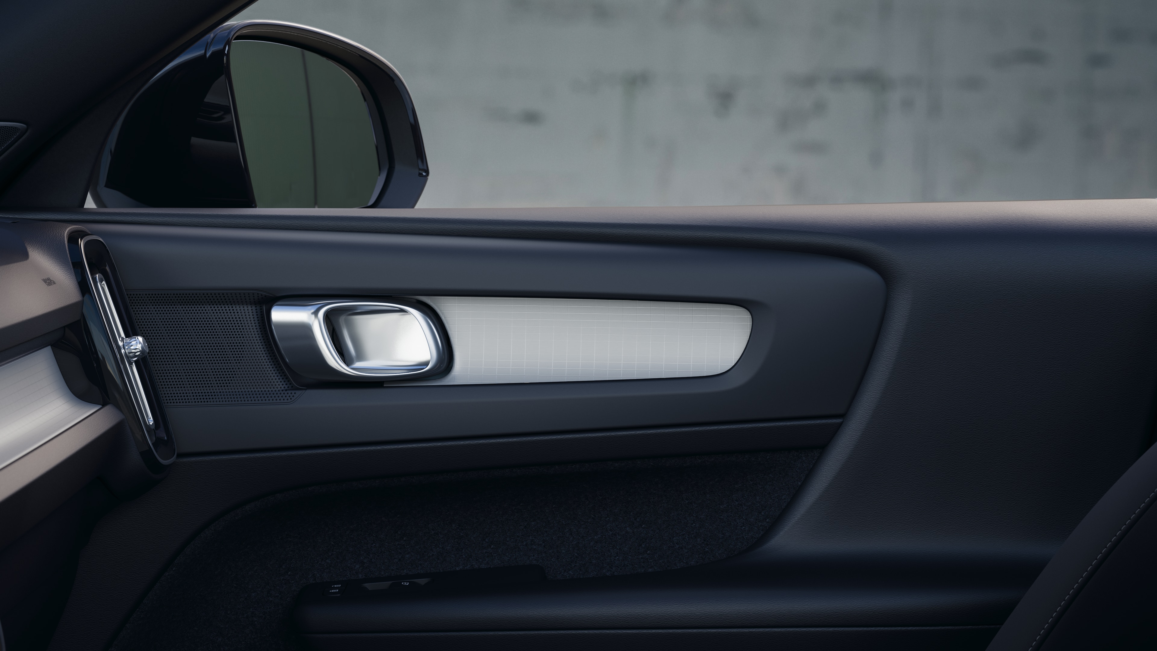 Intérieur d’une Volvo montrant les sièges passagers avant et arrière, le volant, le tableau de bord et la console centrale sur un fond de studio uni.