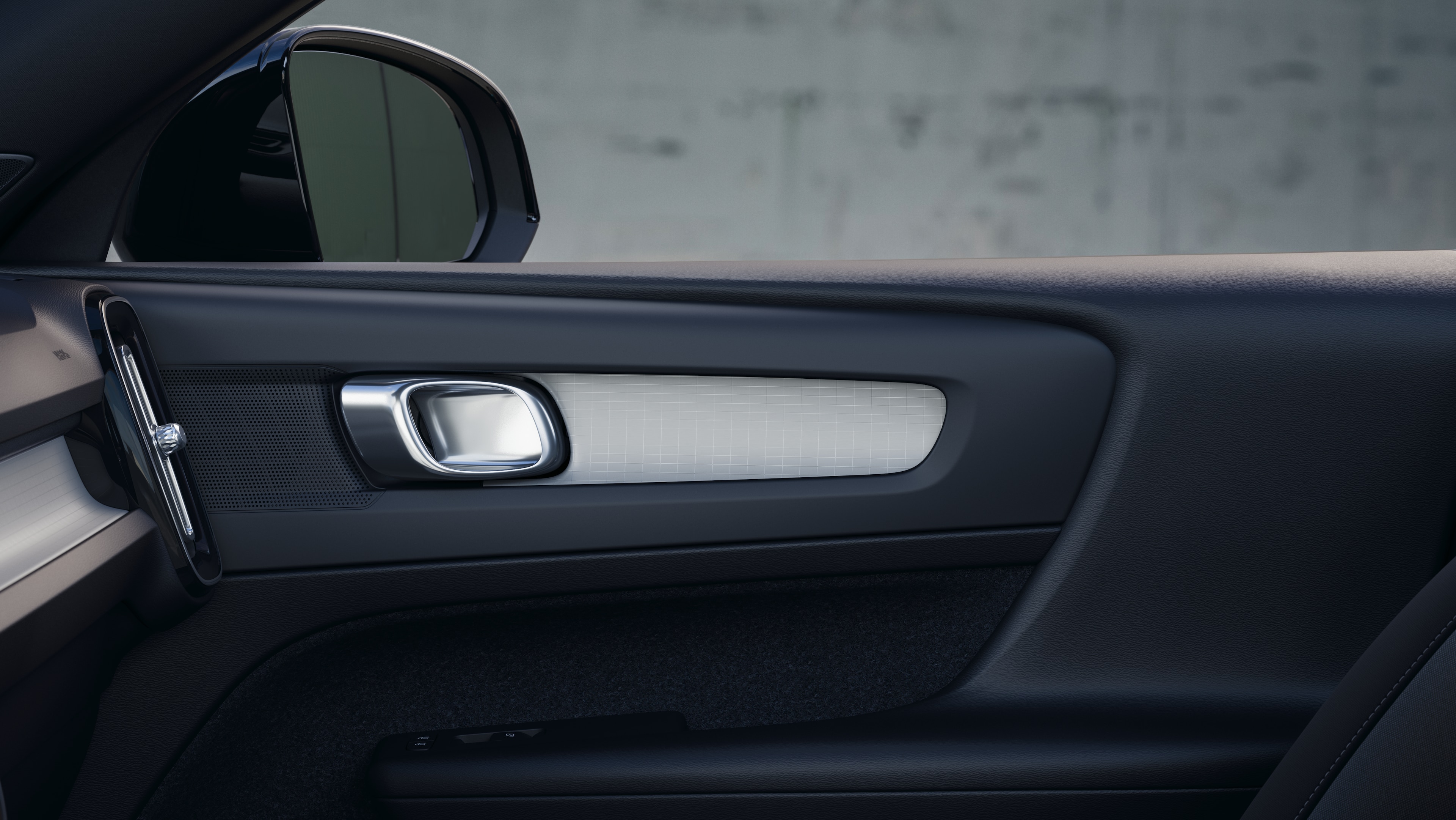 Volvo -auton sisätiloissa näkyy etu- ja takamatkustajan istuimet, ohjauspyörä, kojelauta ja keskikonsoli selkeällä studiotaustalla.