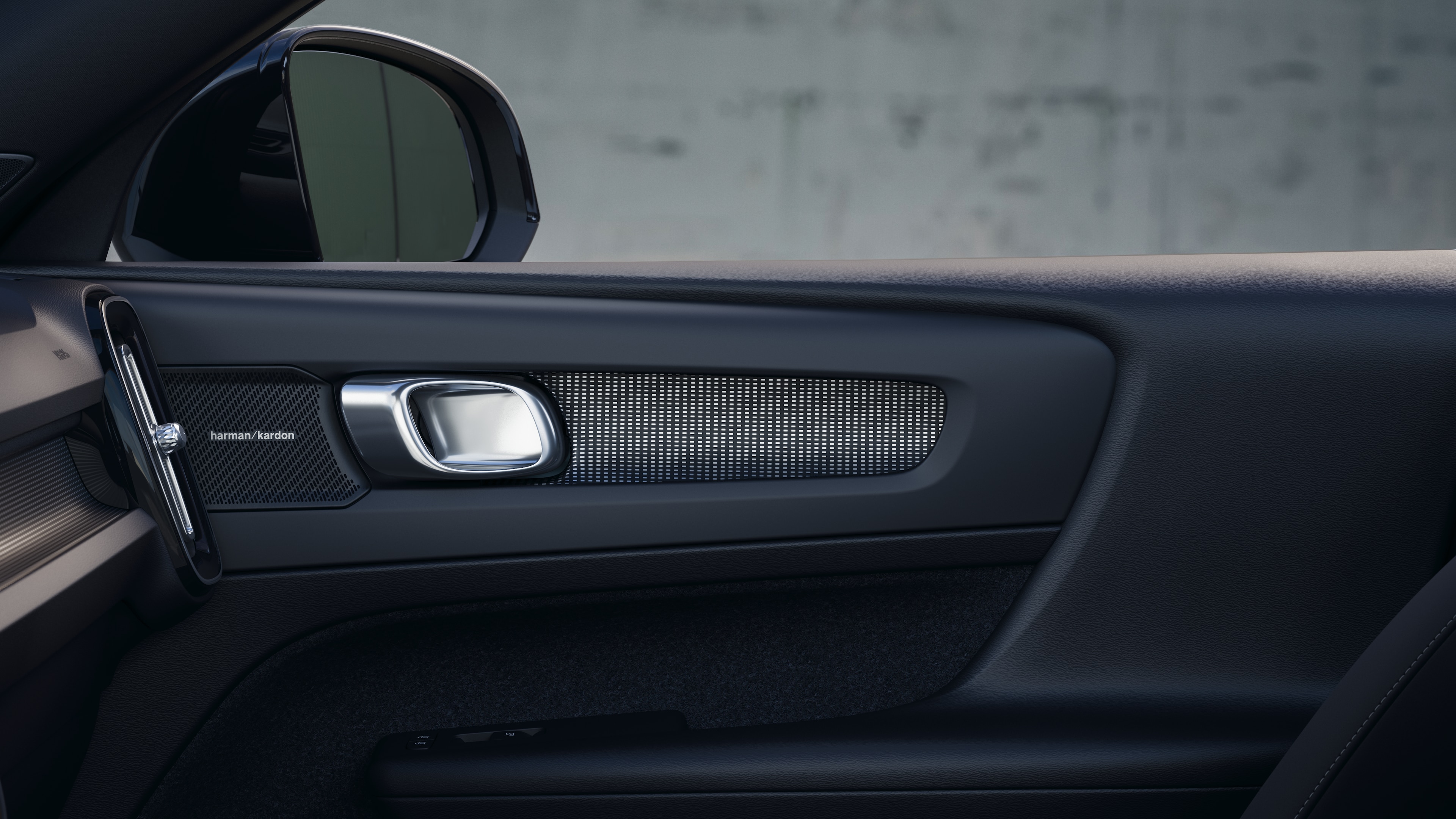 Intérieur d’une Volvo montrant les sièges passagers avant et arrière, le volant, le tableau de bord et la console centrale sur un fond de studio uni.