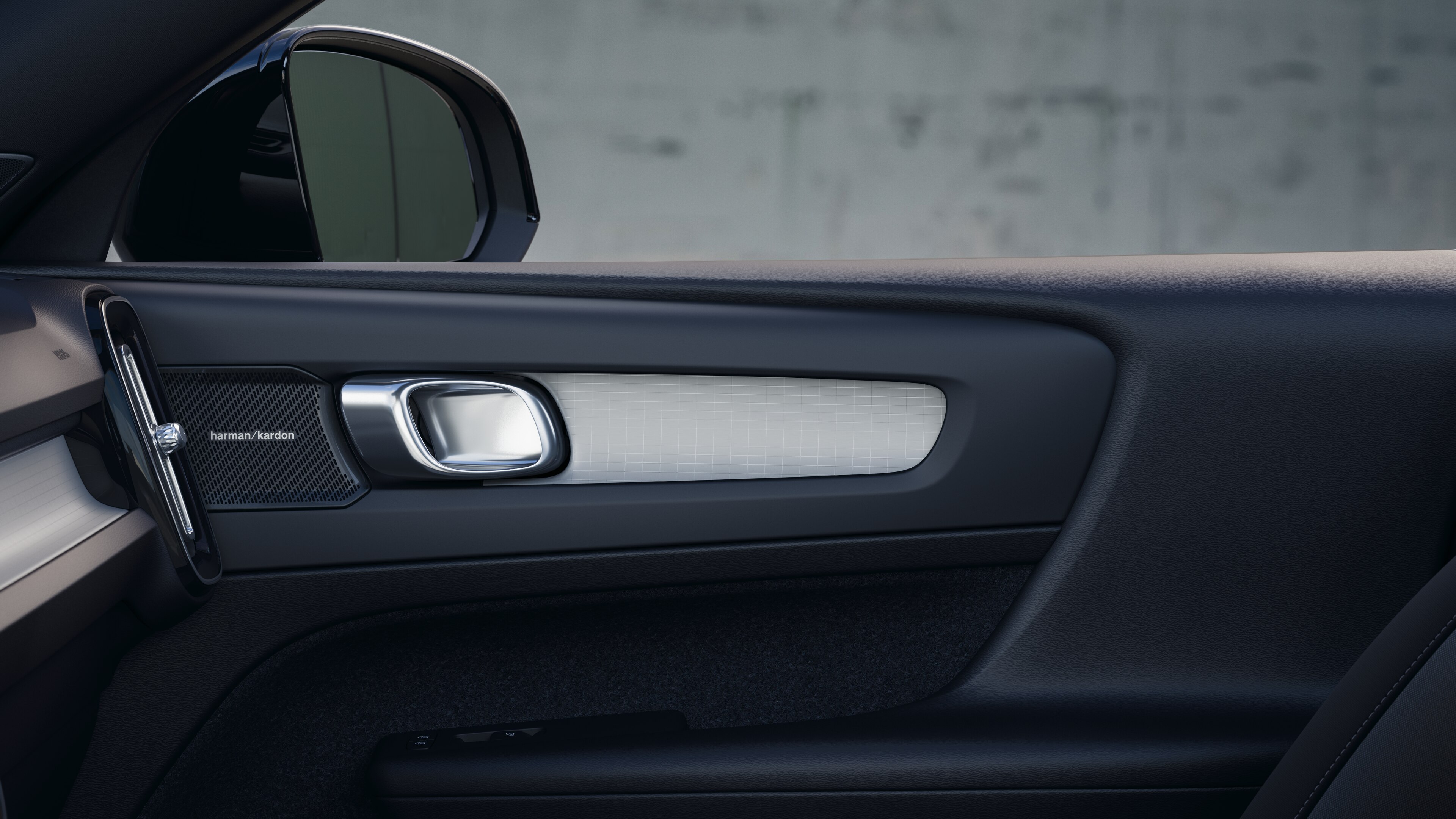 Het interieur van de Volvo met de passagiersstoelen voor- en achterin, het stuur, het dashboard en de middenconsole tegen een effen studioachtergrond.