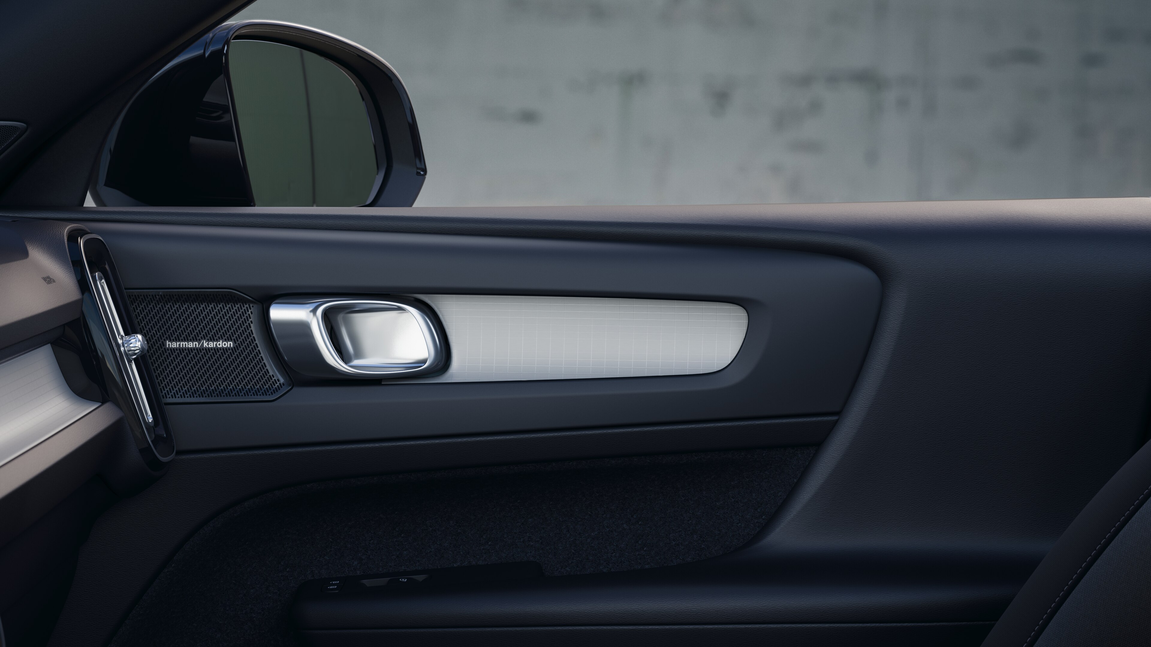 "Volvo" automobilio interjeras, kuriame pavaizduotos priekinės ir galinės keleivio sėdynės, vairas, prietaisų skydelis ir centrinė konsolė paprastame studijos fone.