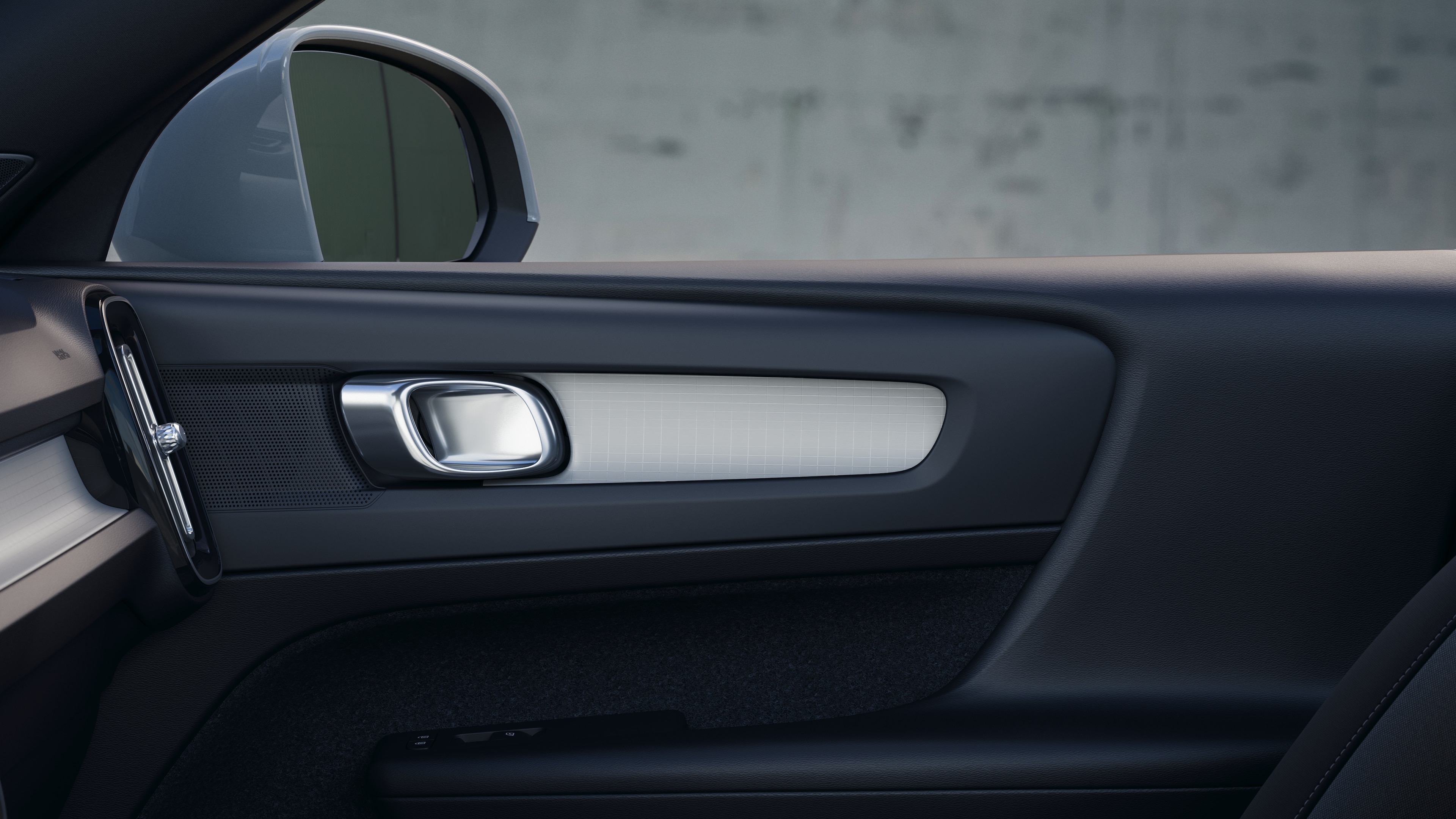 Intérieur Volvo montrant les sièges passagers avant et arrière, le volant, le tableau de bord et la console centrale sur un fond de studio uni.