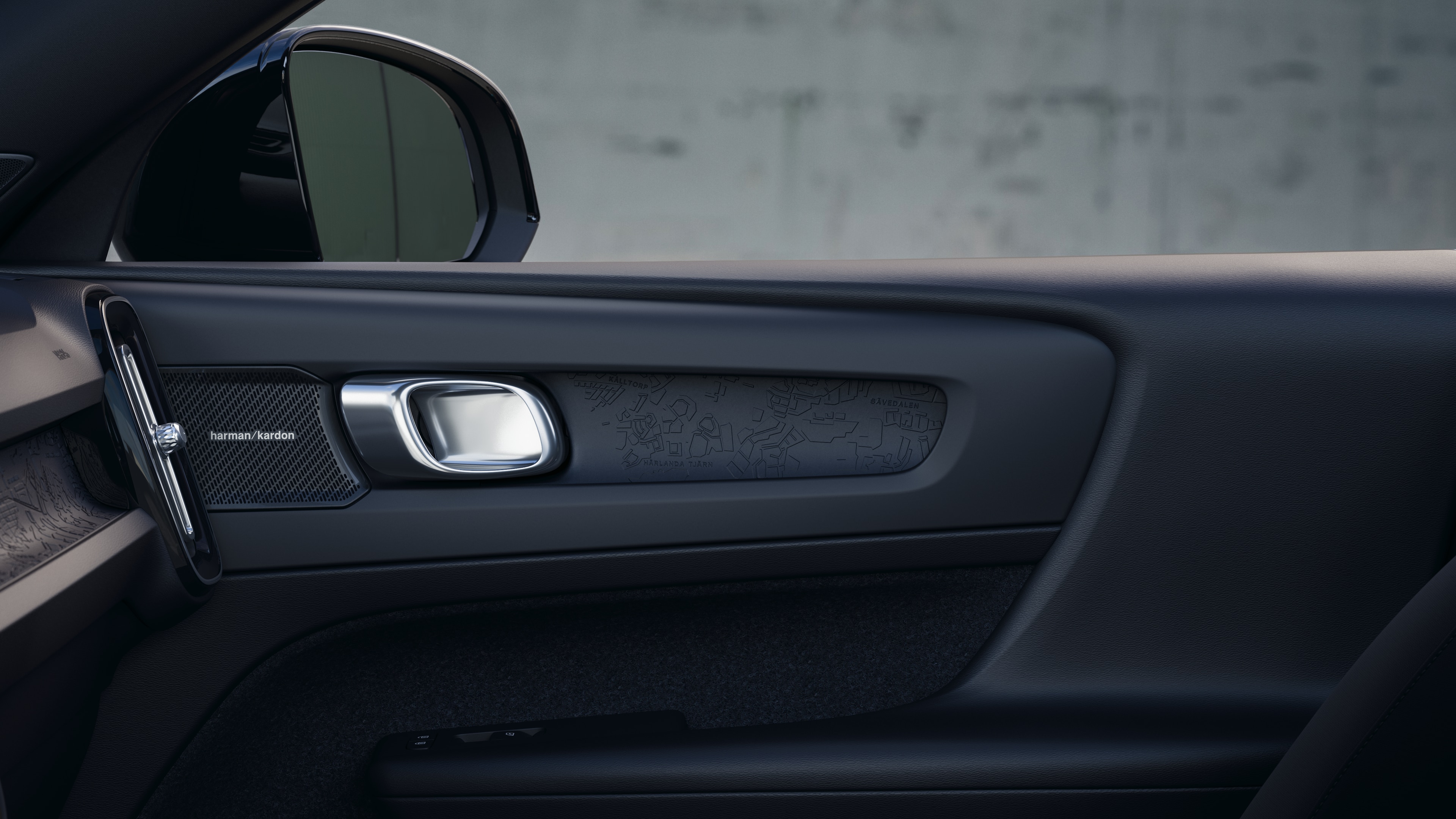 Intérieur Volvo montrant les sièges passagers avant et arrière, le volant, le tableau de bord et la console centrale sur un fond de studio uni.