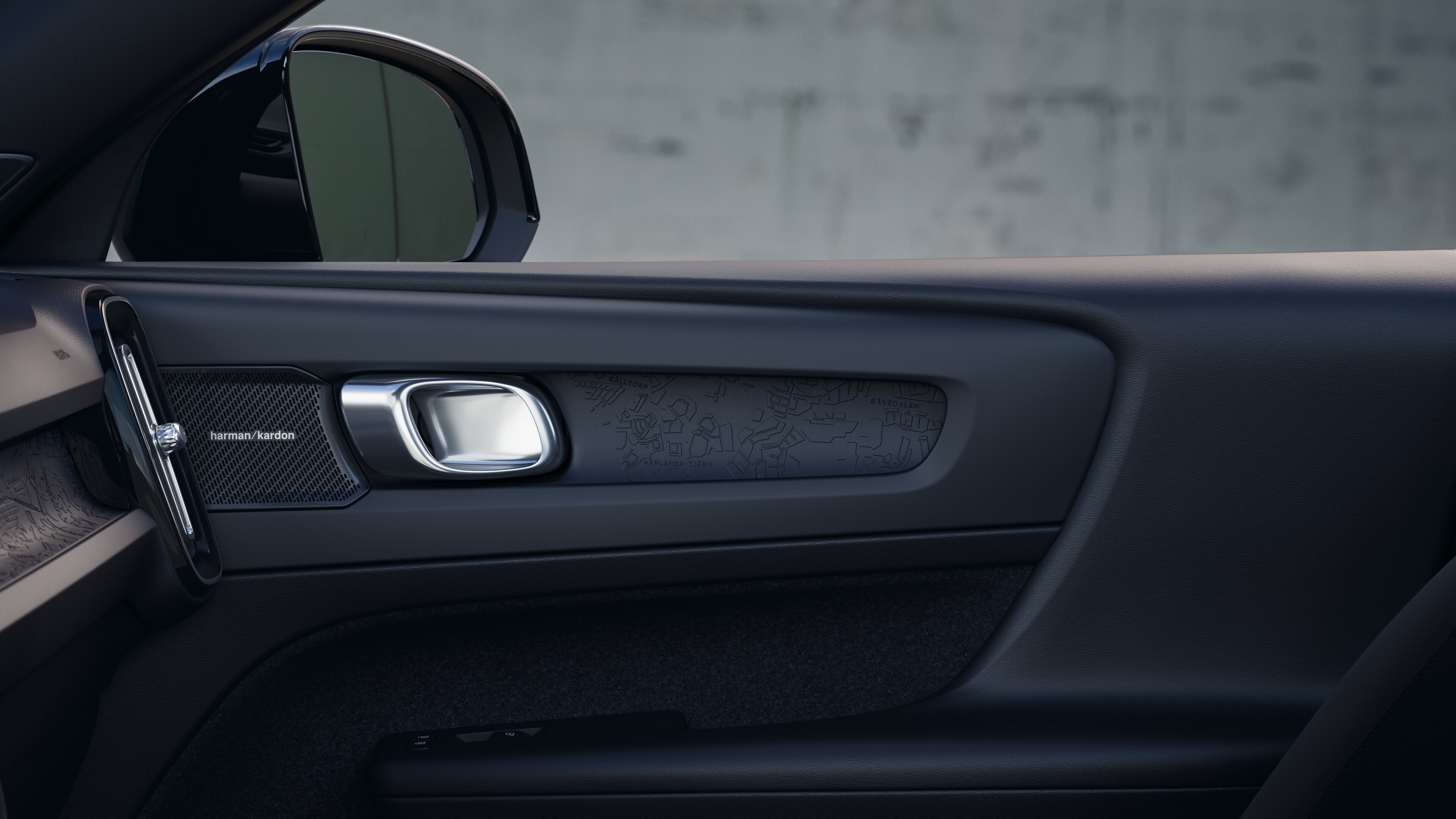 Interior do automóvel Volvo a mostrar os bancos do passageiro dianteiro e traseiro, o volante, o painel de instrumentos e a consola central contra um fundo de estúdio simples.