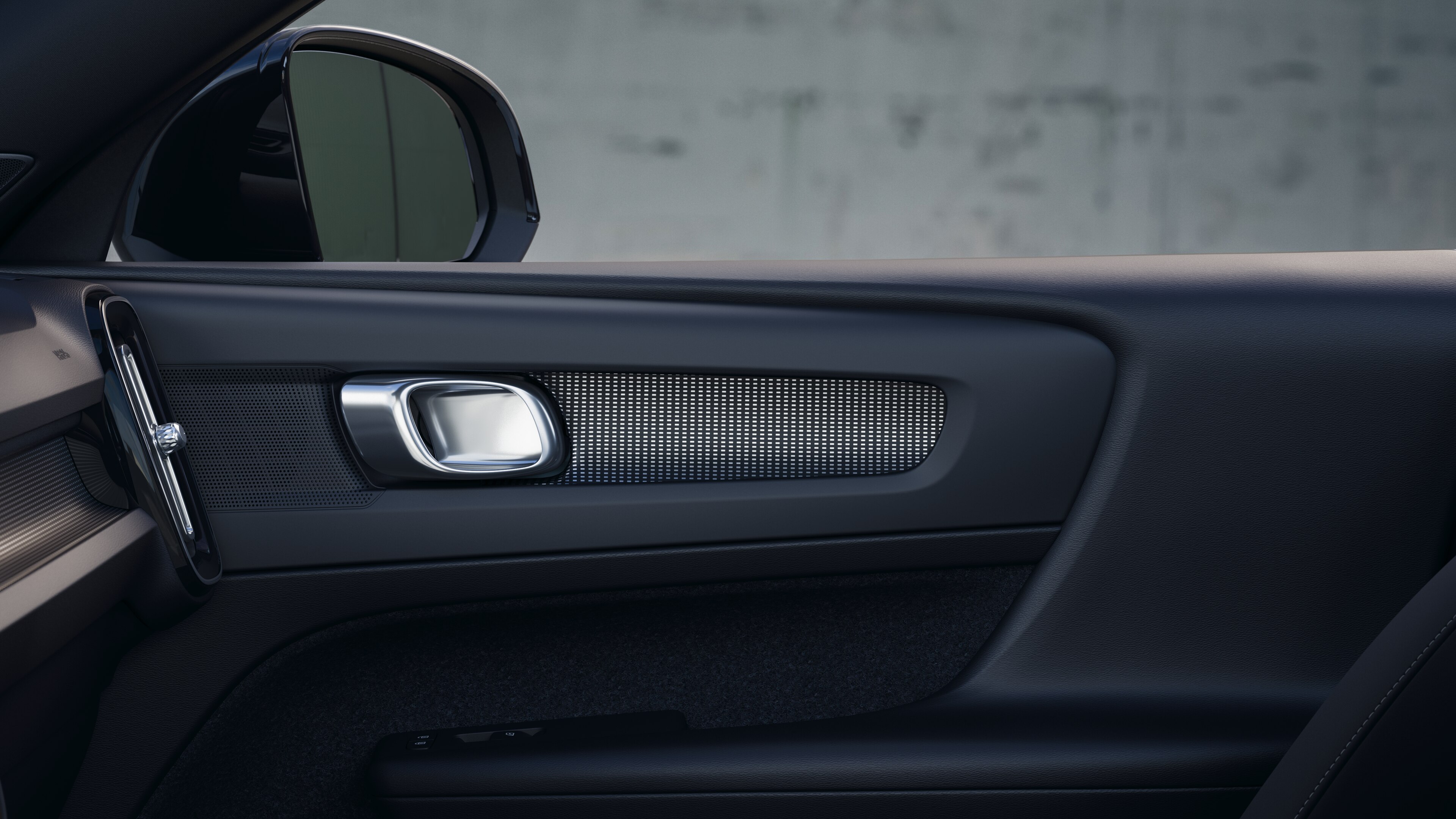 Intérieur d’une Volvo montrant les sièges passagers avant et arrière, le volant, le tableau de bord et la console centrale sur un fond de studio uni.