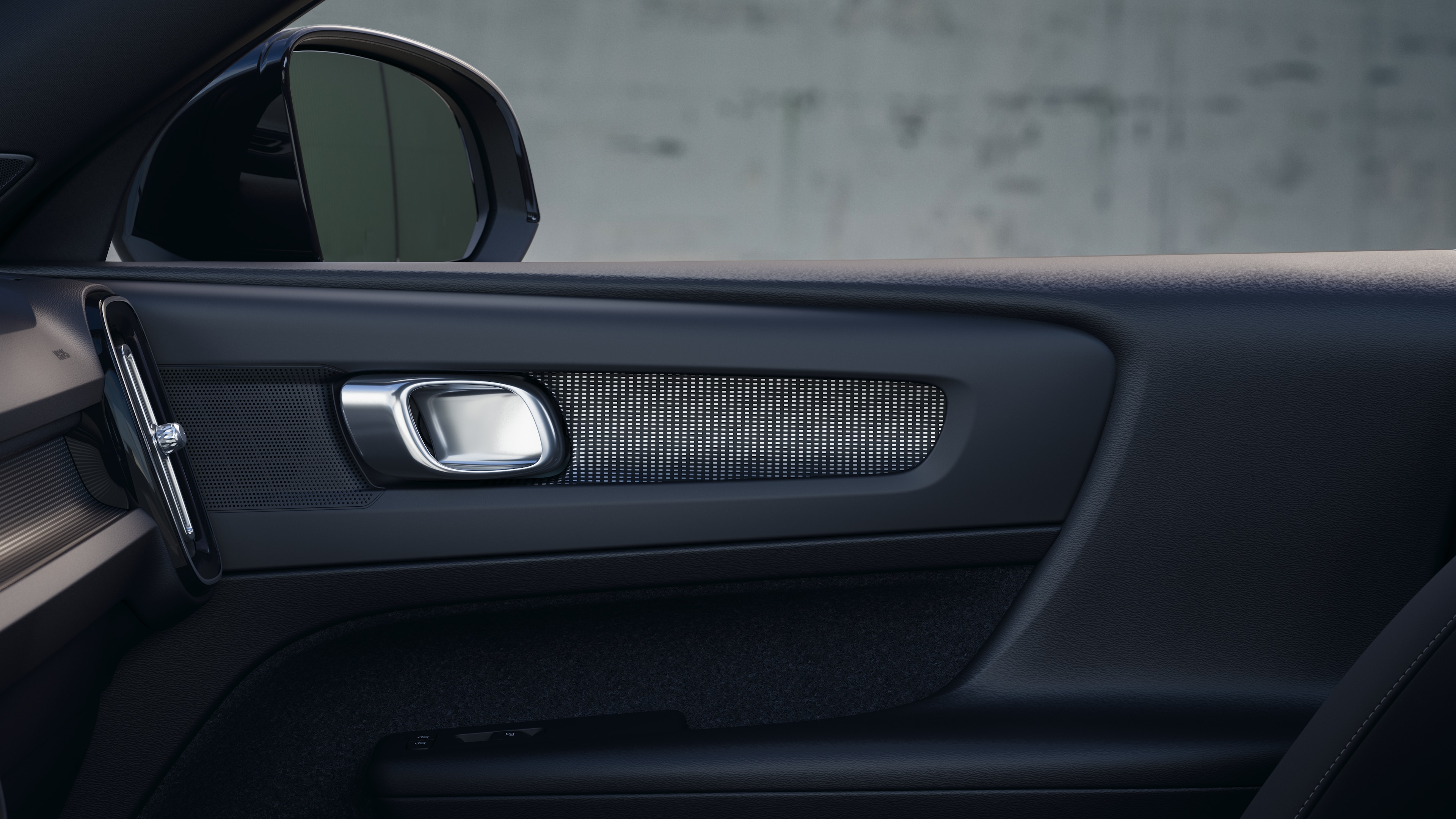 يظهر التصميم الداخلي لسيارة فولفو مقاعد الركاب الأمامية والخلفية، وعجلة القيادة، ولوحة القيادة، والكونسول الوسطي مقابل خلفية استوديو عادية.